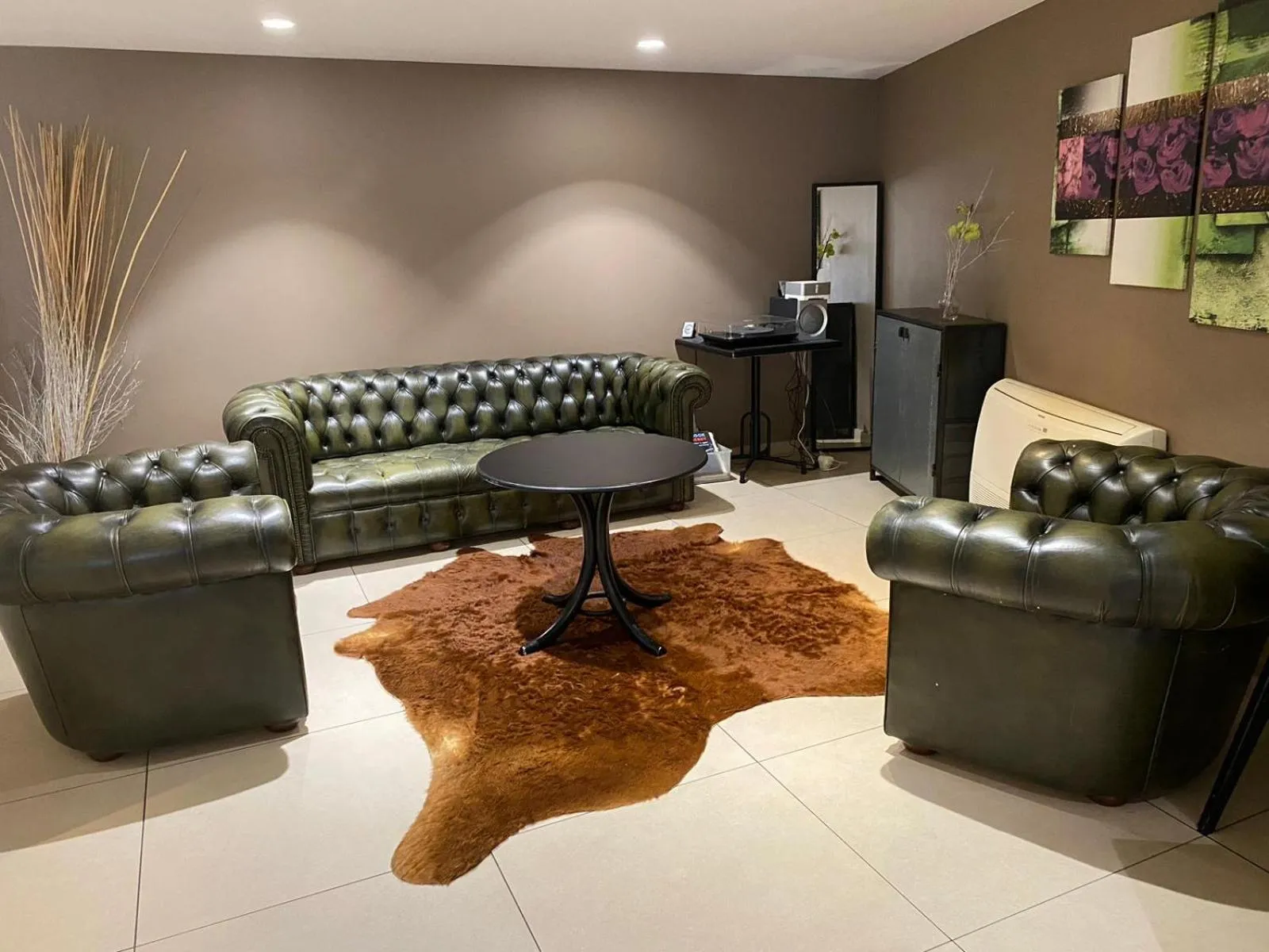 Communal lounge/ TV room in Contact Hôtel des États-Unis