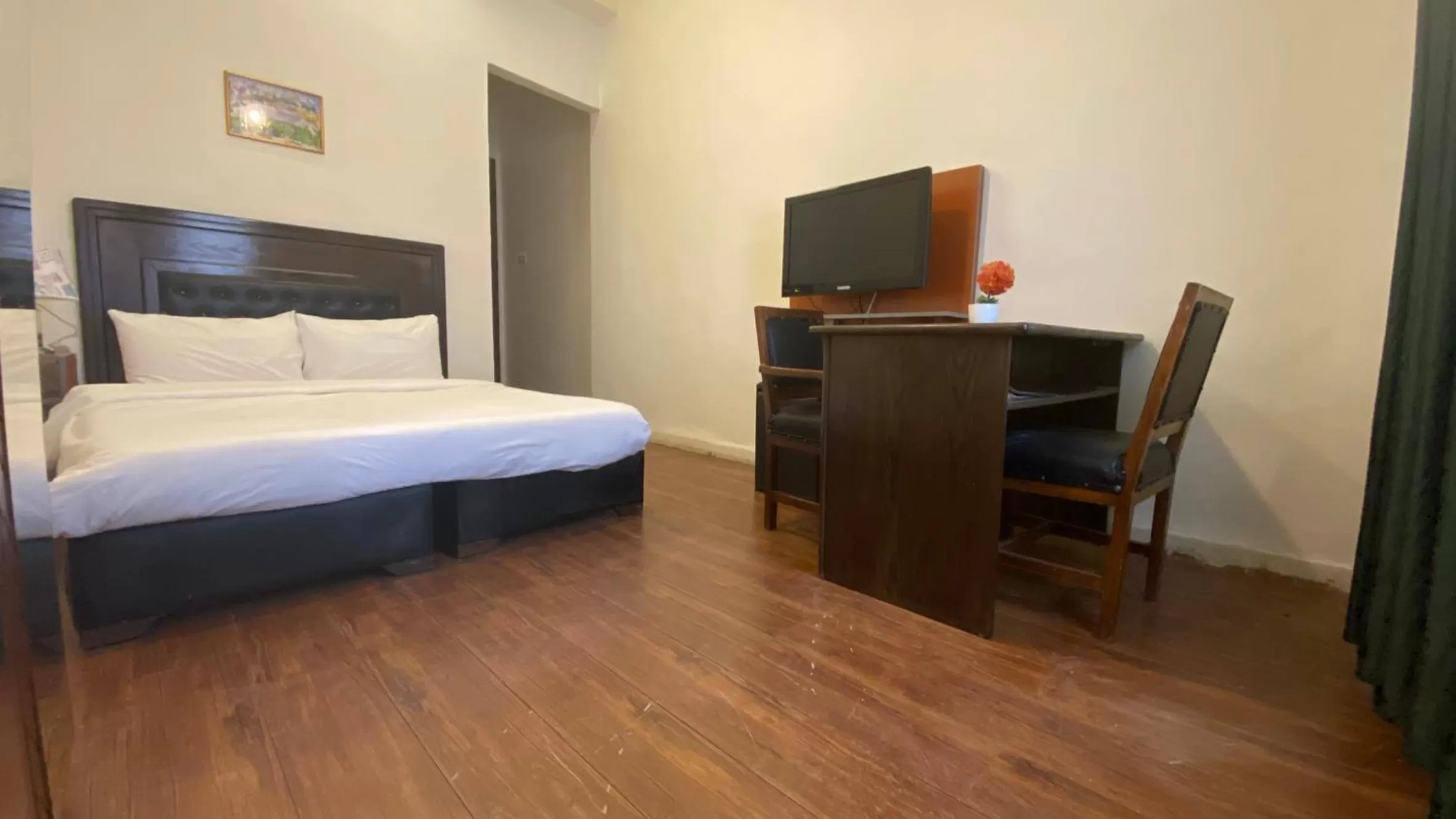 Photo of the whole room, Bed in New Park Hotel