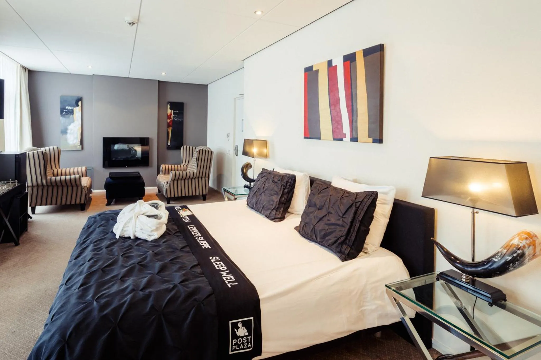 Photo of the whole room, Bed in Post-Plaza Hotel & Grand Café