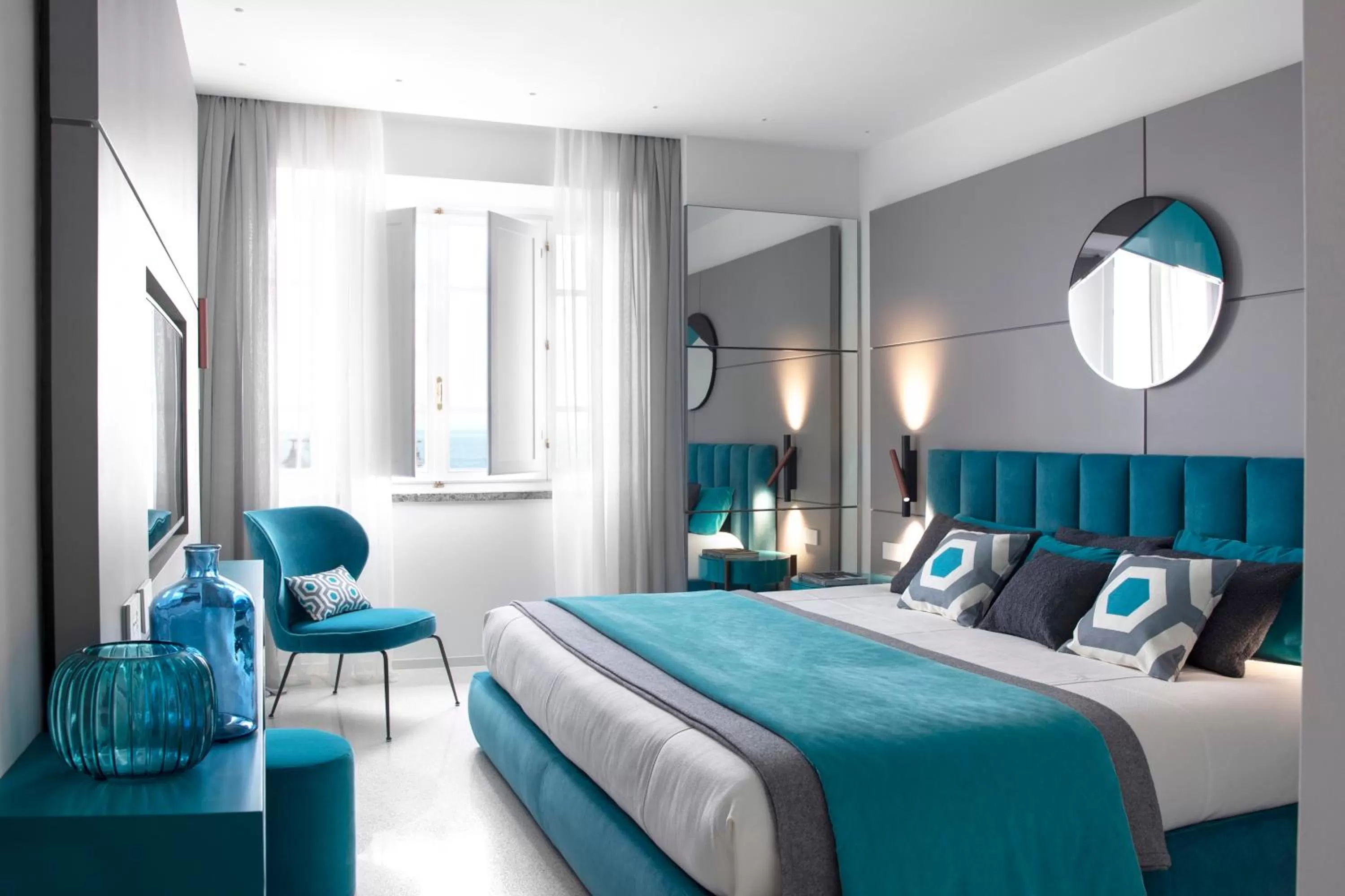 Photo of the whole room, Bed in Hotel Plaza e de Russie - Relais & Châteaux