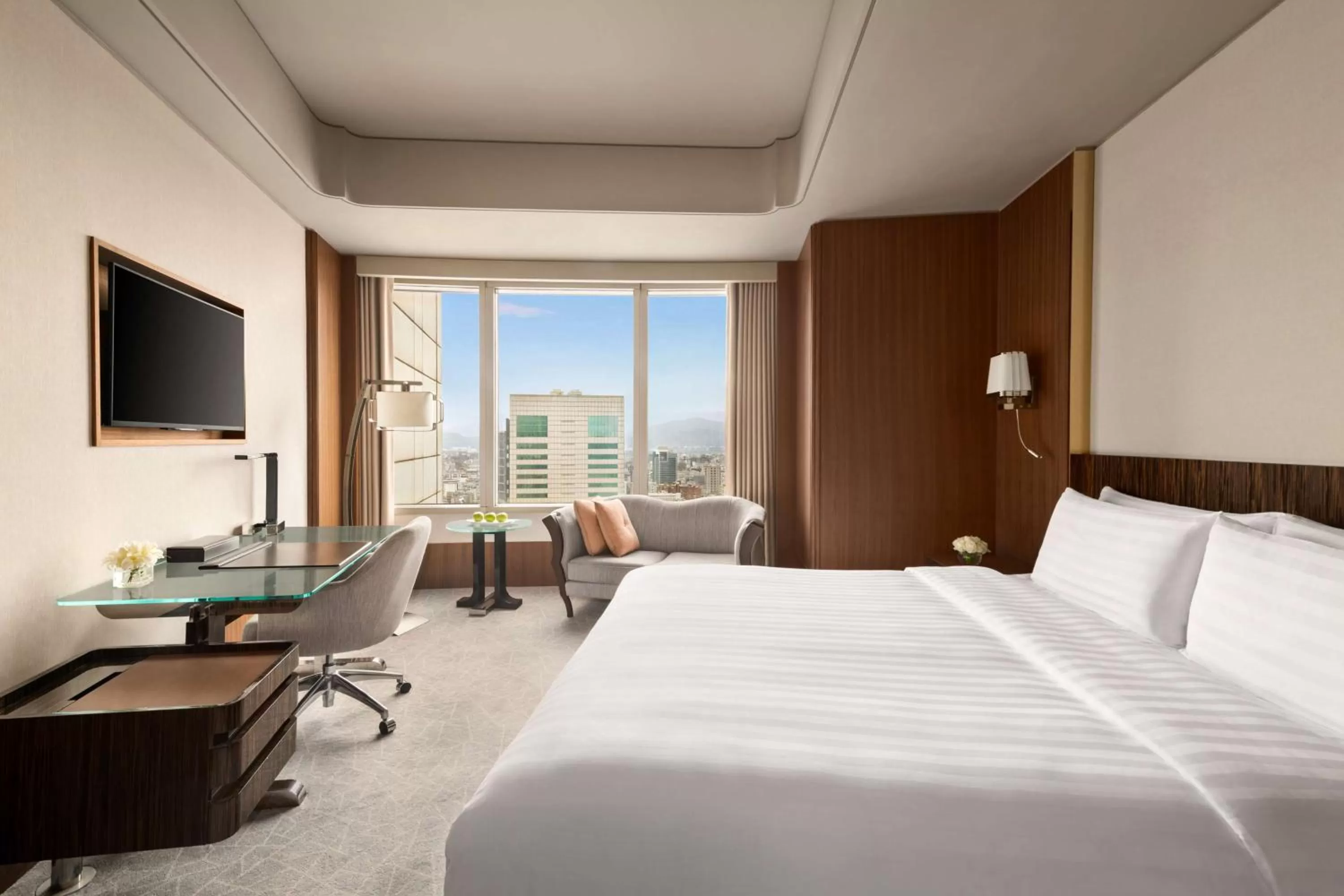 Bedroom, Bed in Shangri-La Far Eastern, Taipei