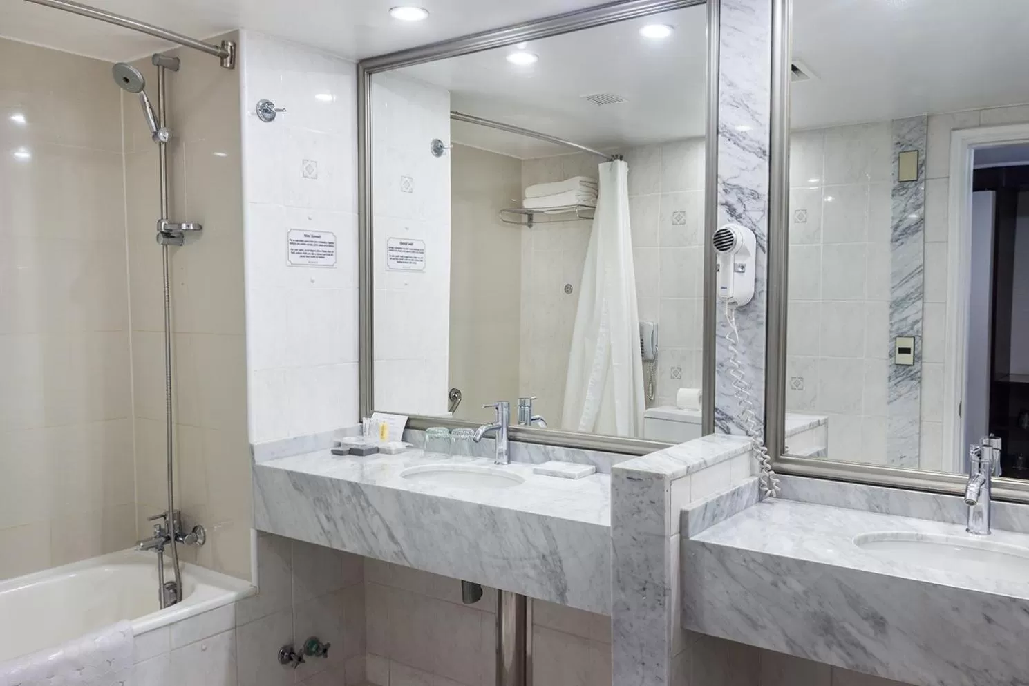 Bathroom in Wyndham Garden Santiago Kennedy