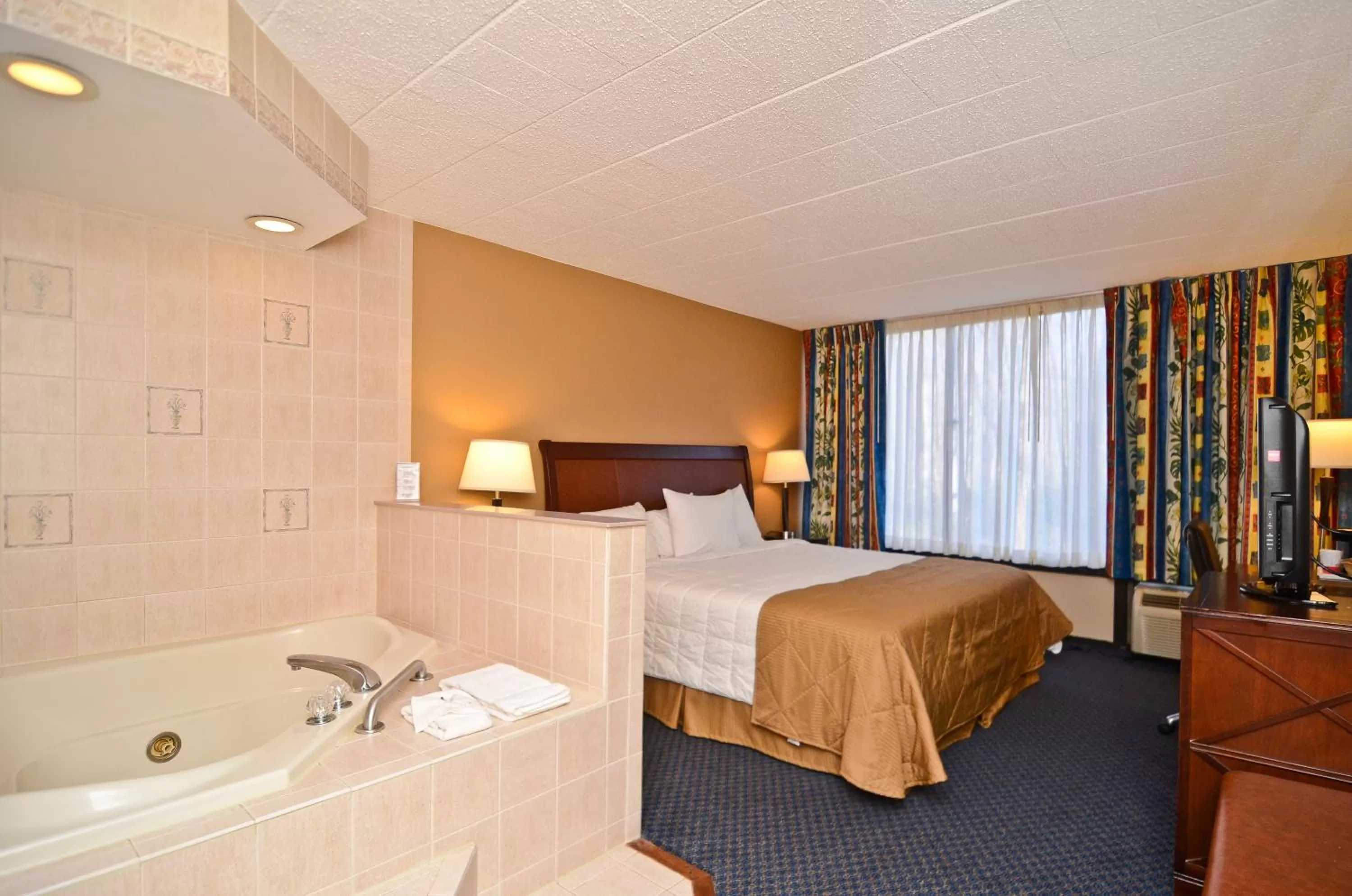 Bedroom, Bed in Pocono Resort & Conference Center - Pocono Mountains