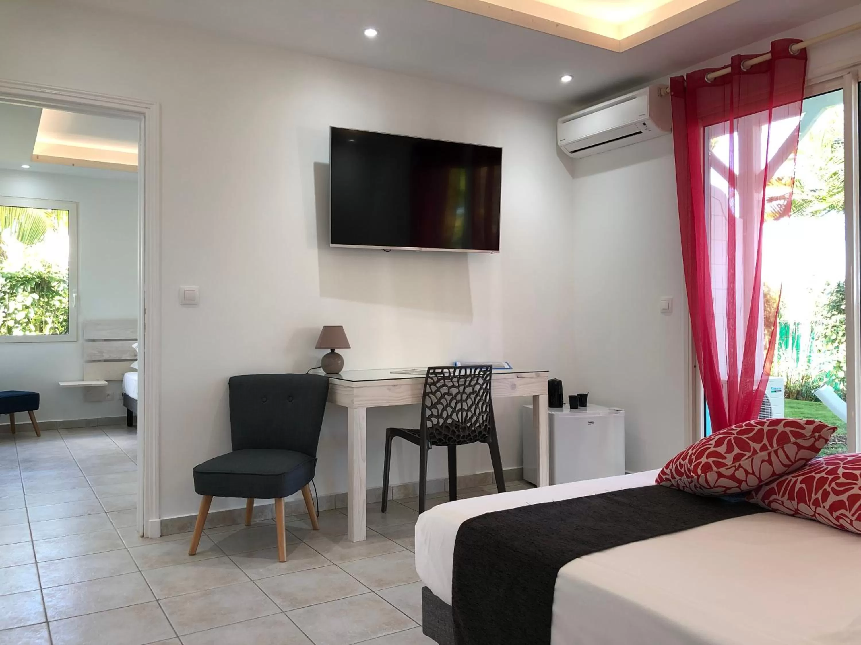 TV and multimedia, TV/Entertainment Center in Hôtel La Christophine