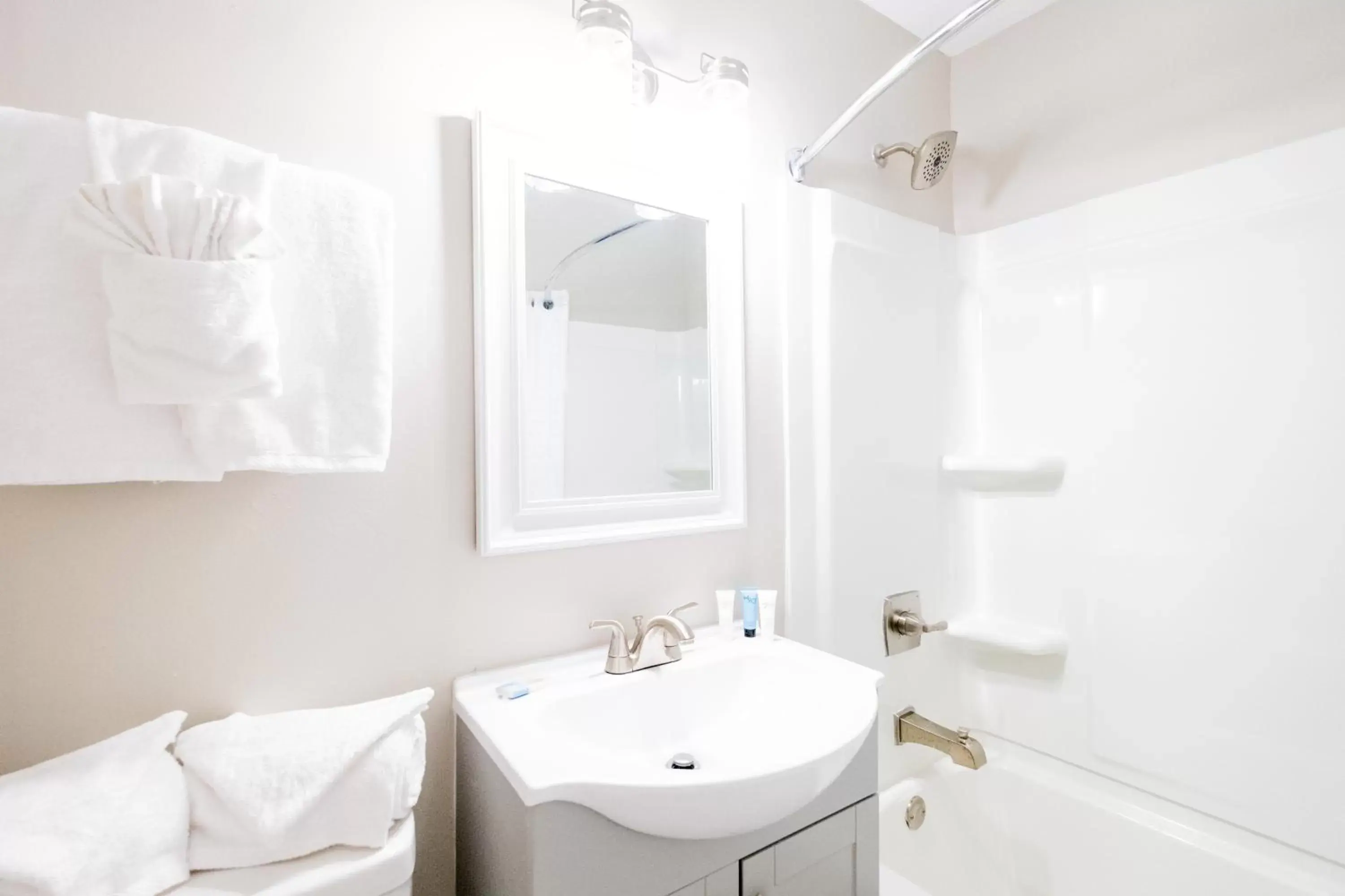 Deluxe Double Room with Balcony in 300 Tenth Deluxe Double Room with Balcony in 300 Tenth