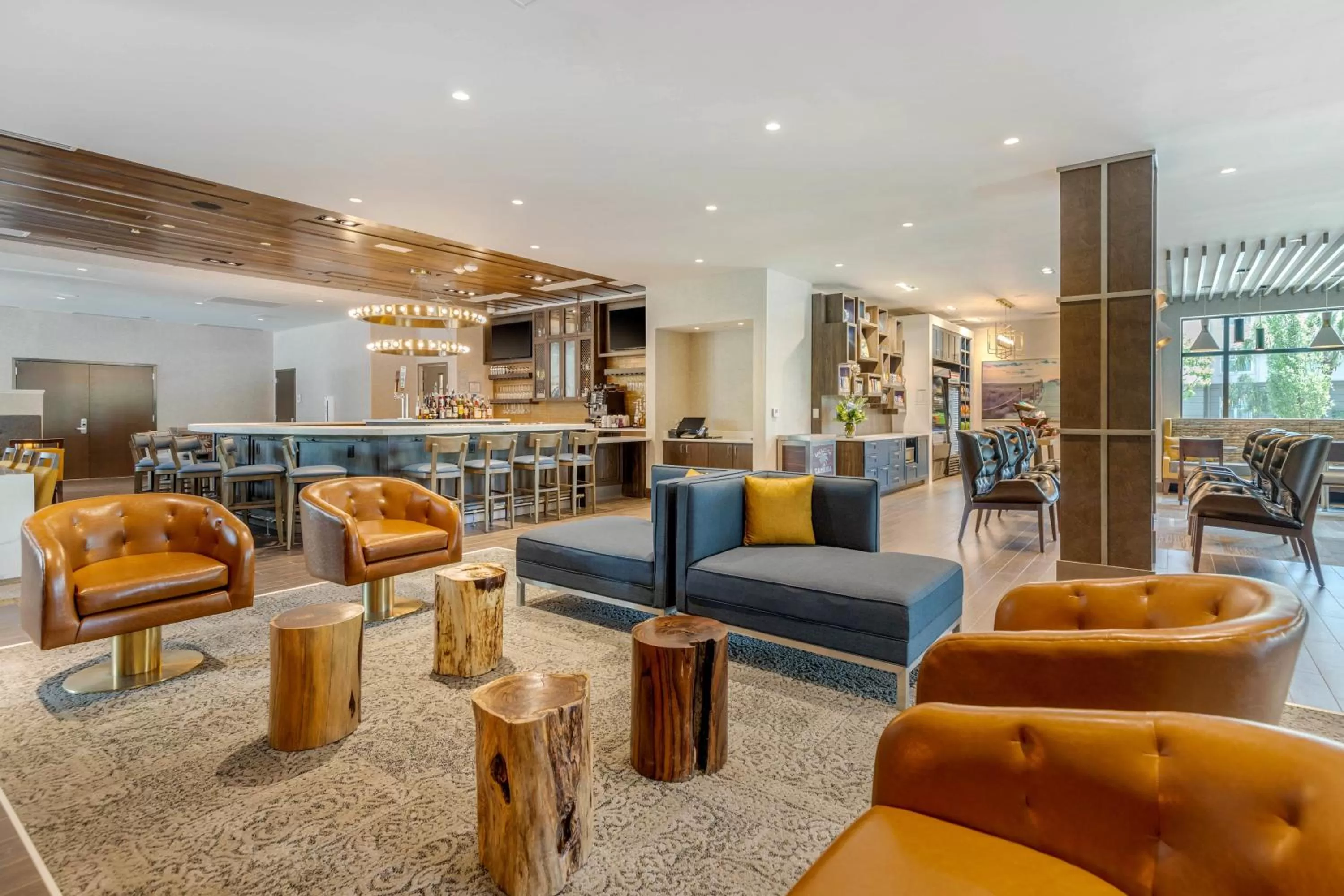 Lounge or bar in DoubleTree by Hilton Charleston Riverview