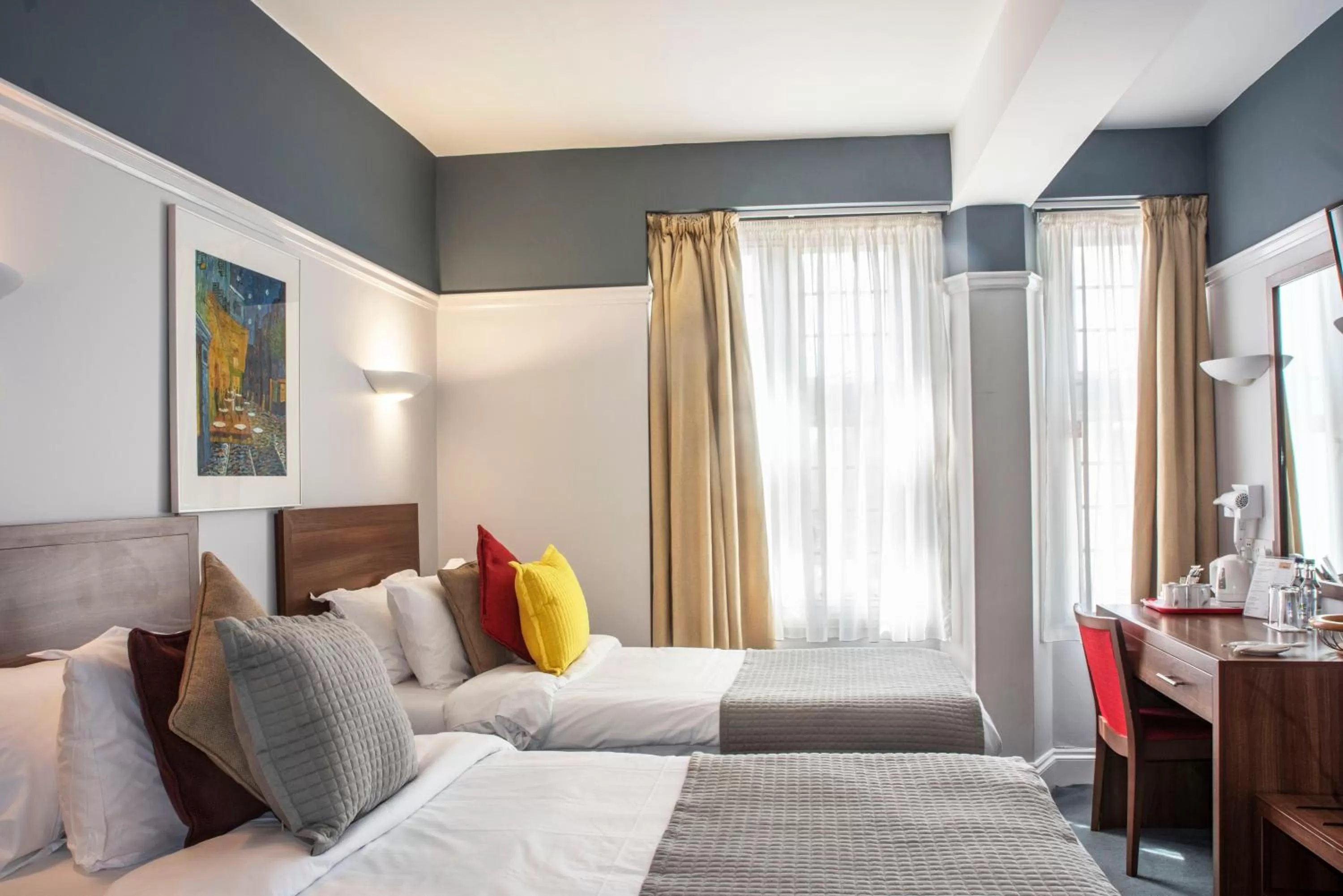 Photo of the whole room, Bed in Royal Oxford Hotel