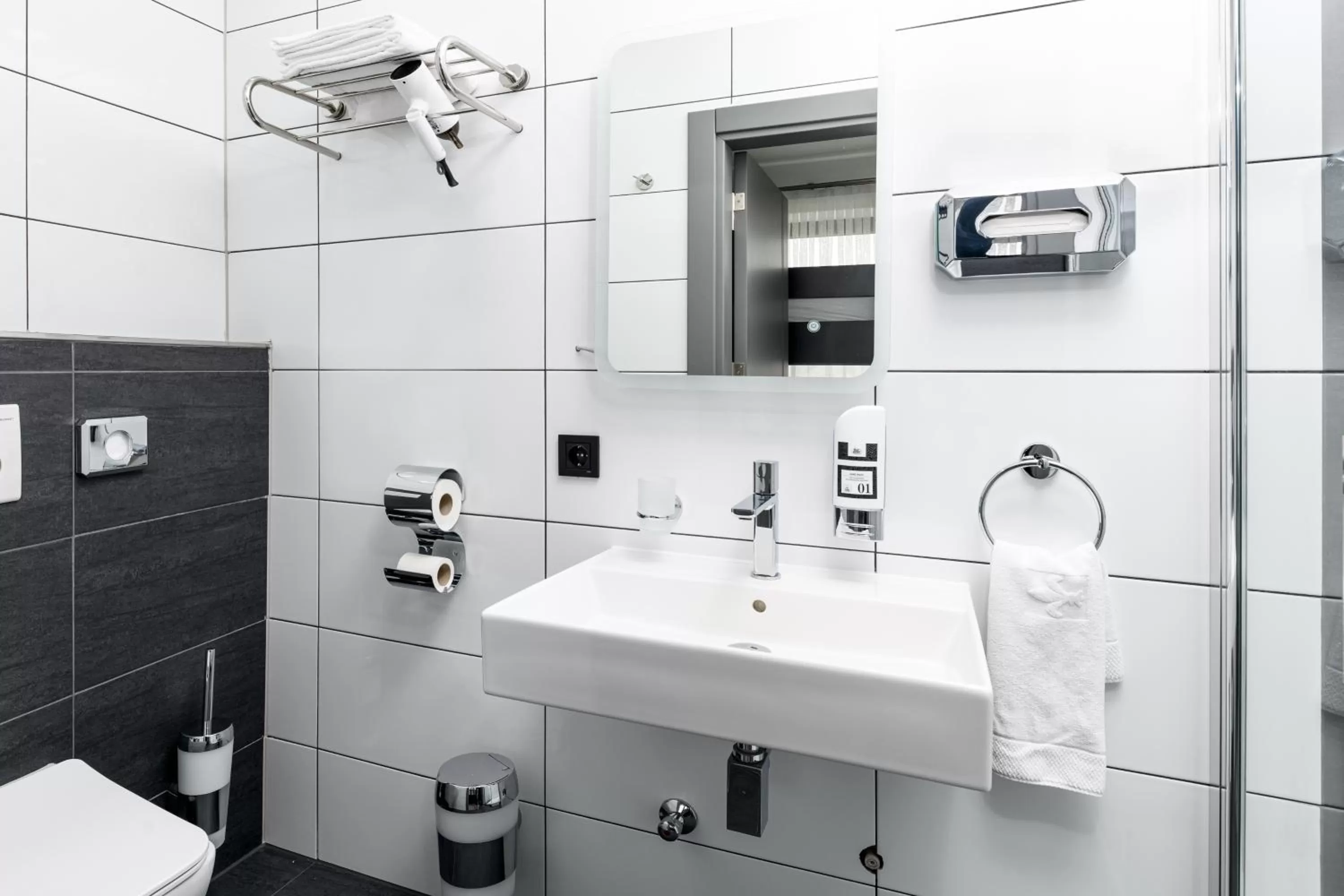 Toilet in PARKHOTEL BRAUNAU - 24 Stunden Self Check-IN