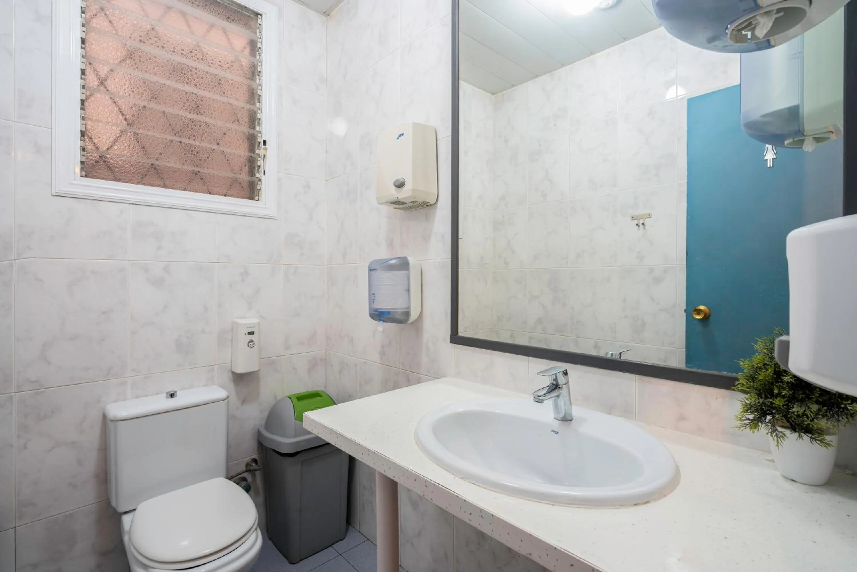 Toilet in Casa Barcelo Hostel Barcelona