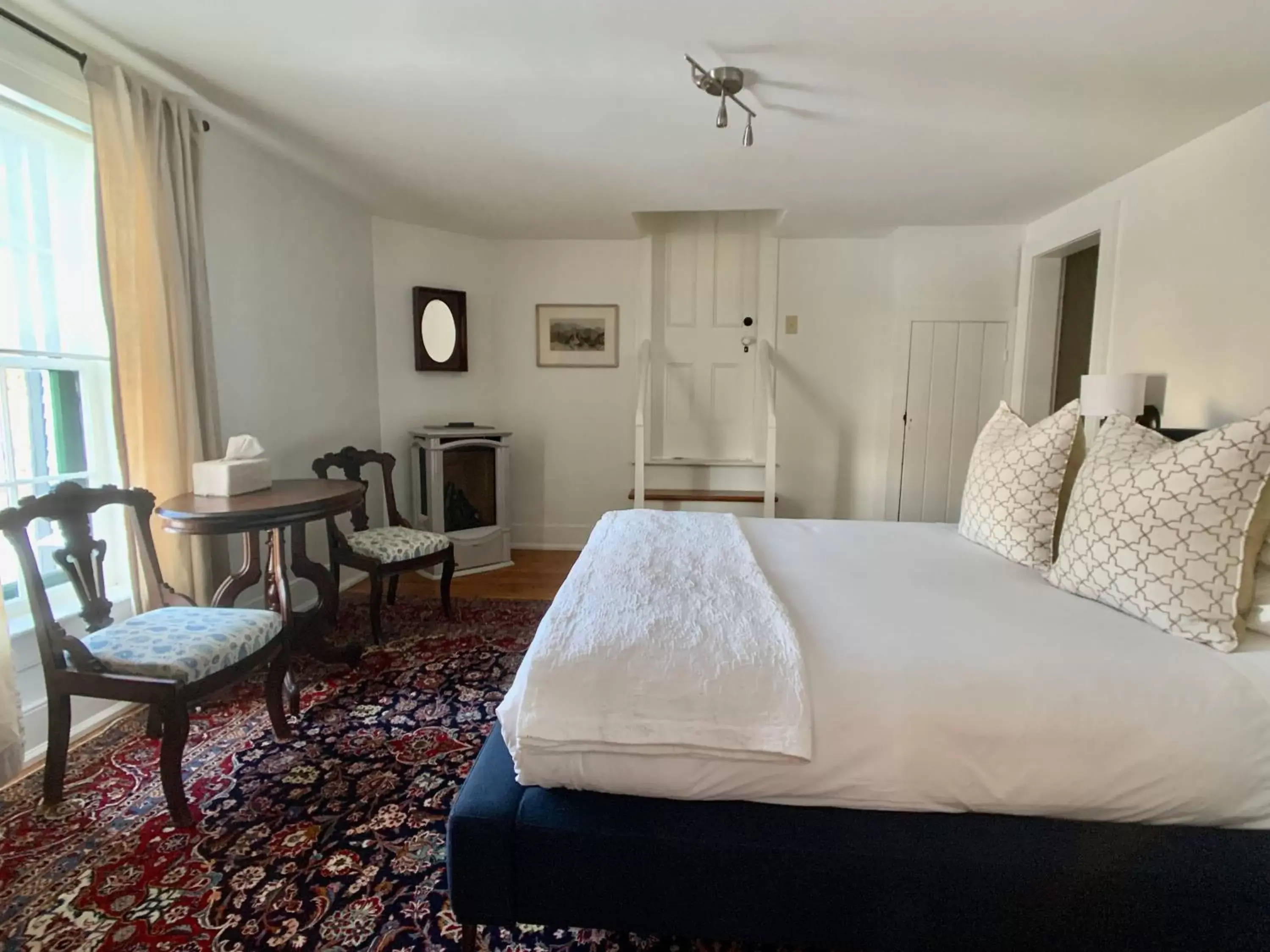 Comfort Room, 1 Queen, Fireplace in Woodbourne Inn Comfort Room, 1 Queen, Fireplace in Woodbourne Inn