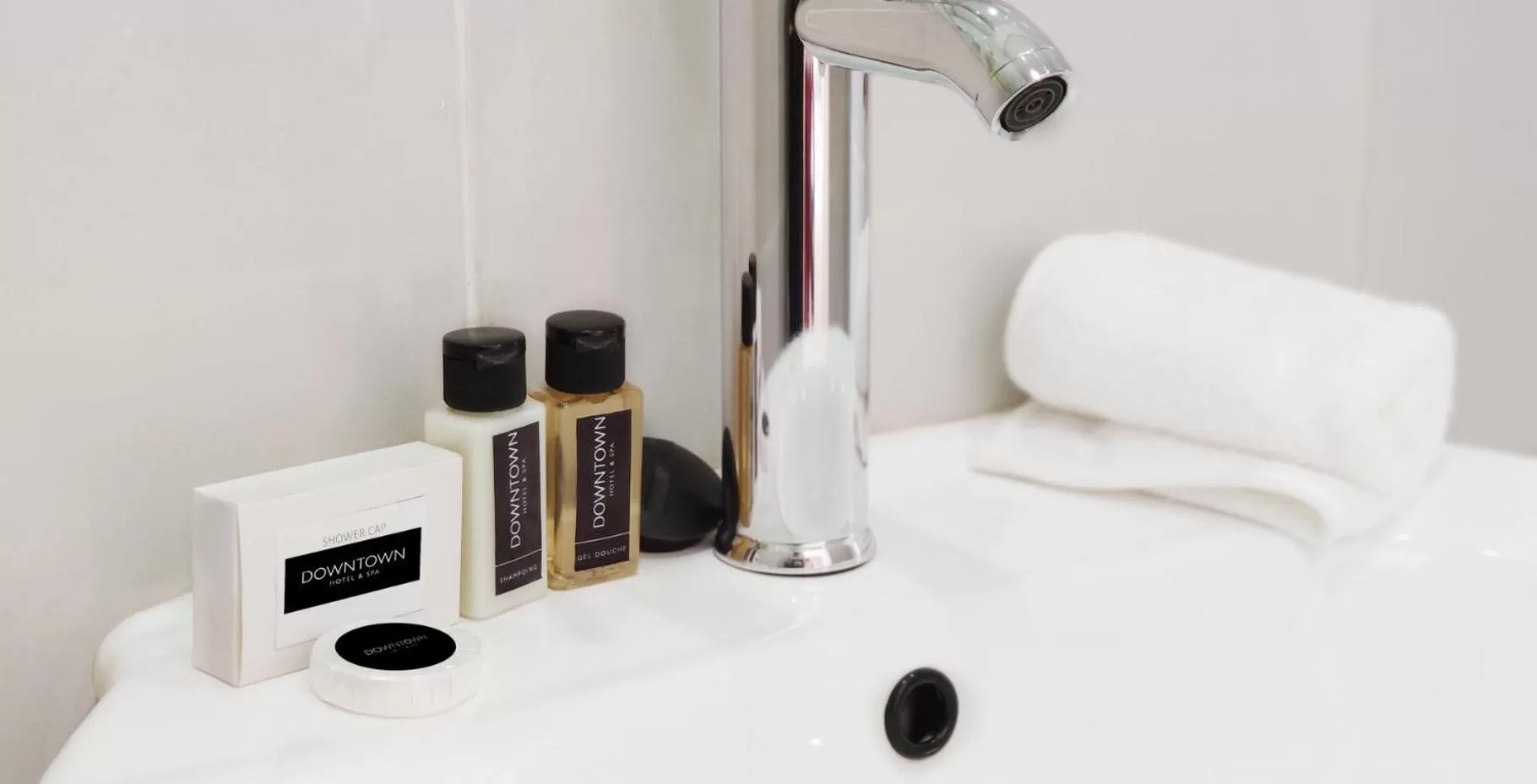 Bathroom, Bed in Downtown Hotel