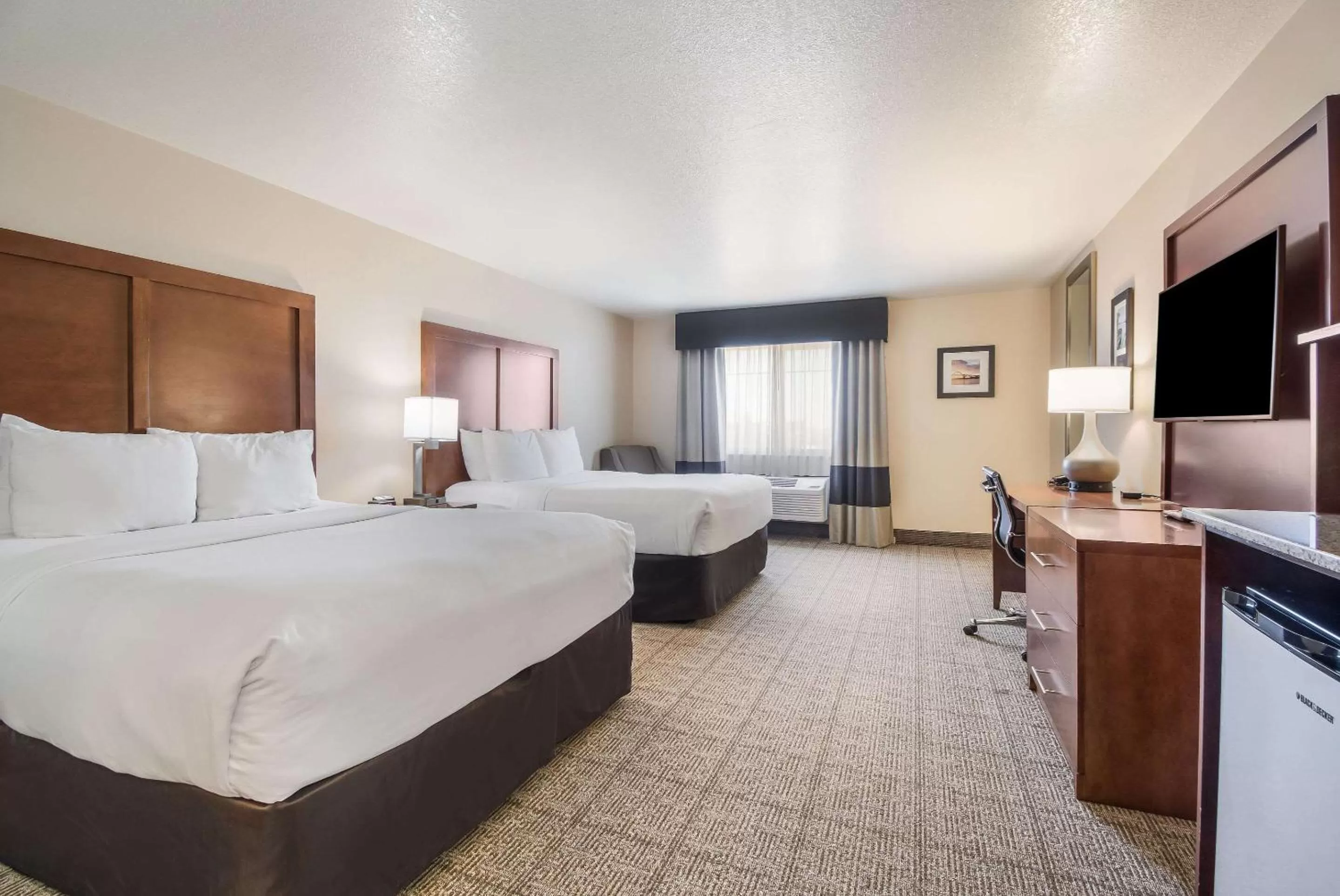 Photo of the whole room, Bed in Comfort Inn Newport