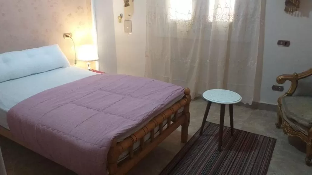 Bed in pyramid Giza city inn