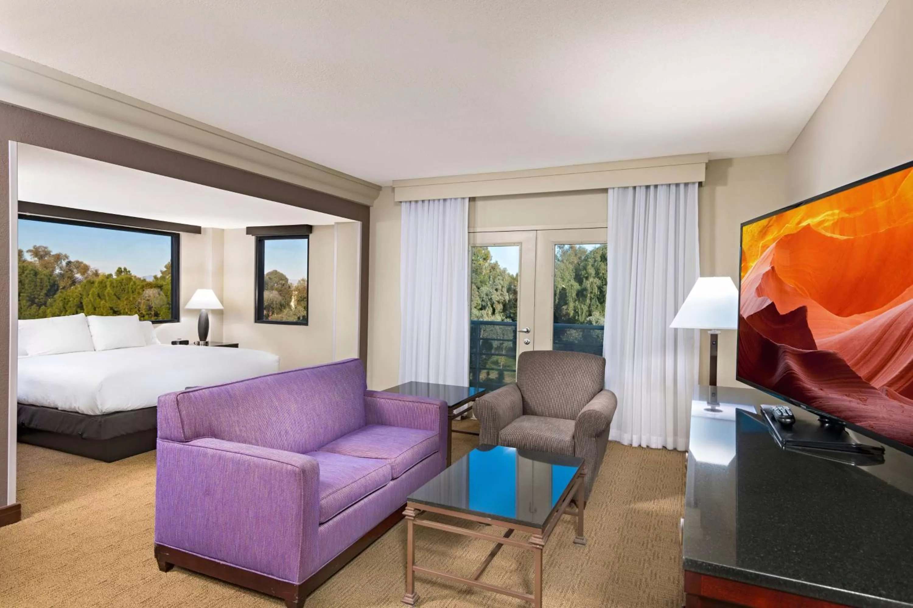 Living room, Bed in Doubletree by Hilton Phoenix Mesa