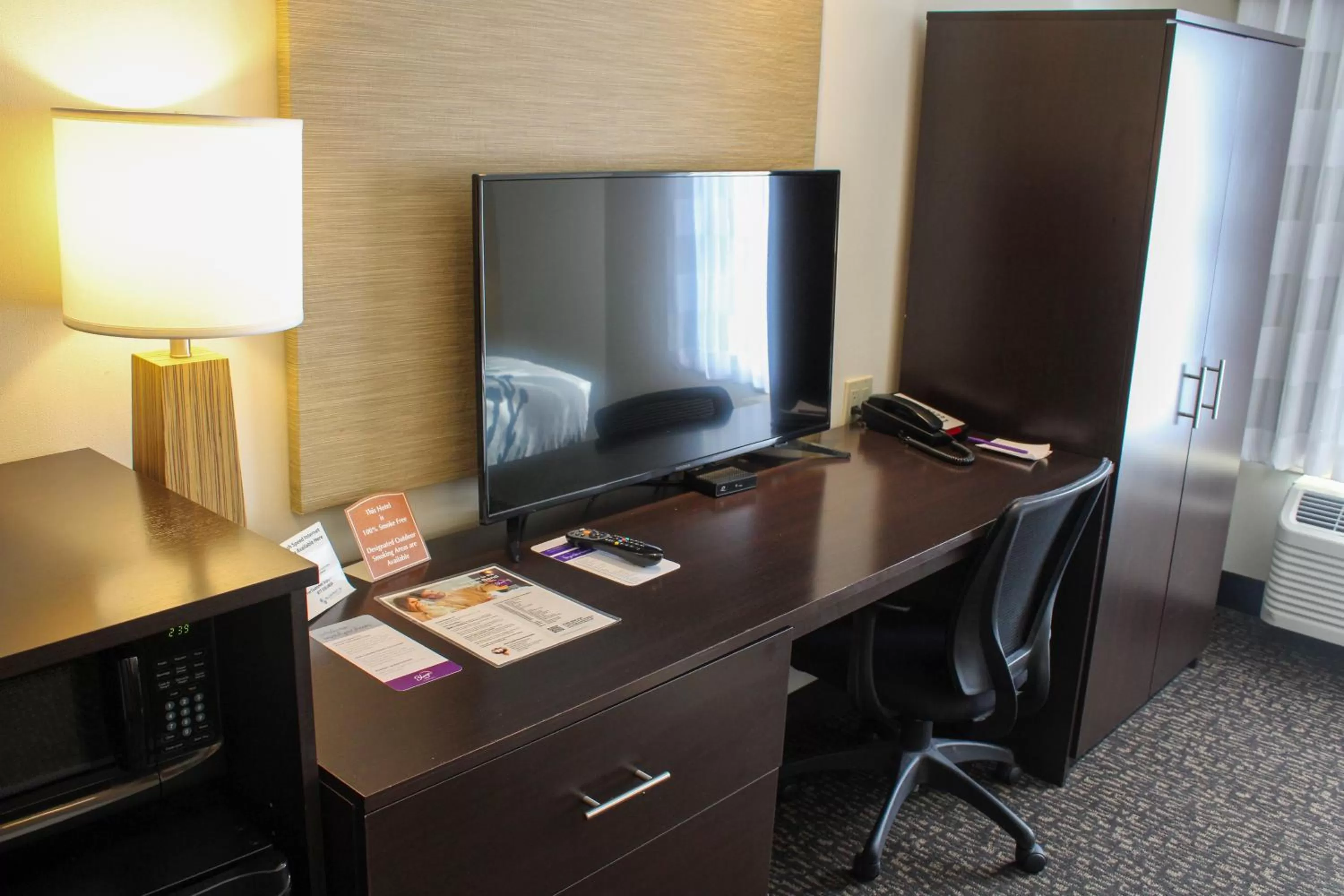 TV and multimedia in Sleep Inn Bend Crossroads Plaza