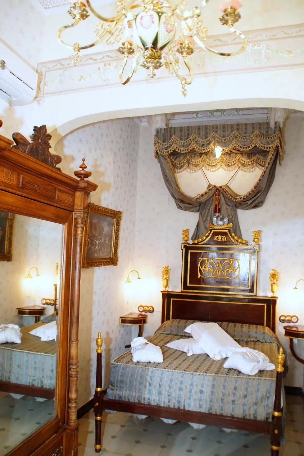 Photo of the whole room, Bed in Sitges Royal Rooms