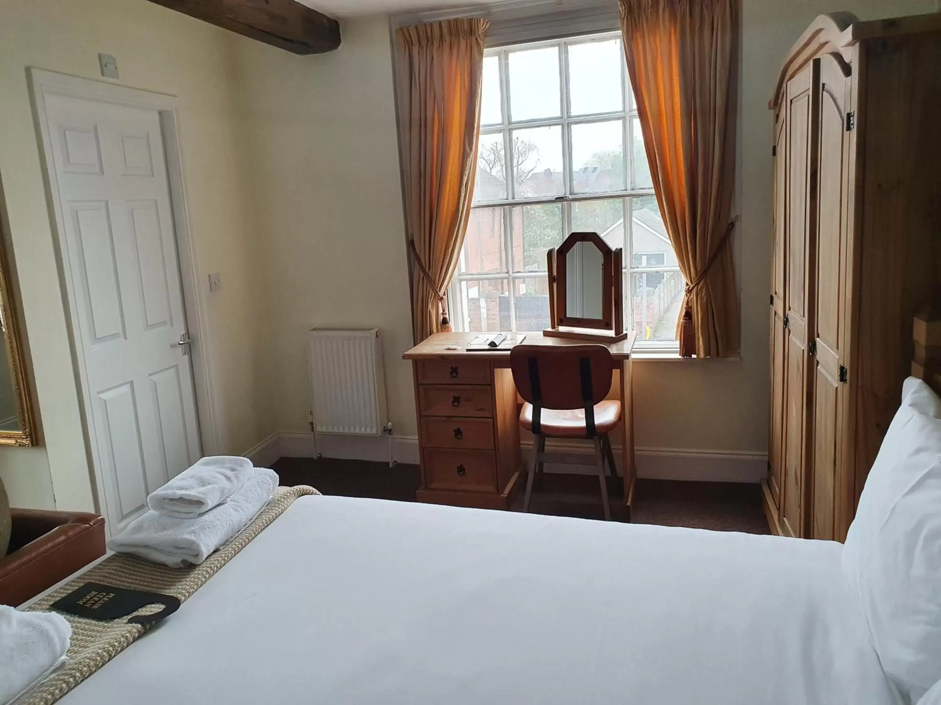 Standard Twin Room in The Littleton Arms Standard Twin Room in The Littleton Arms