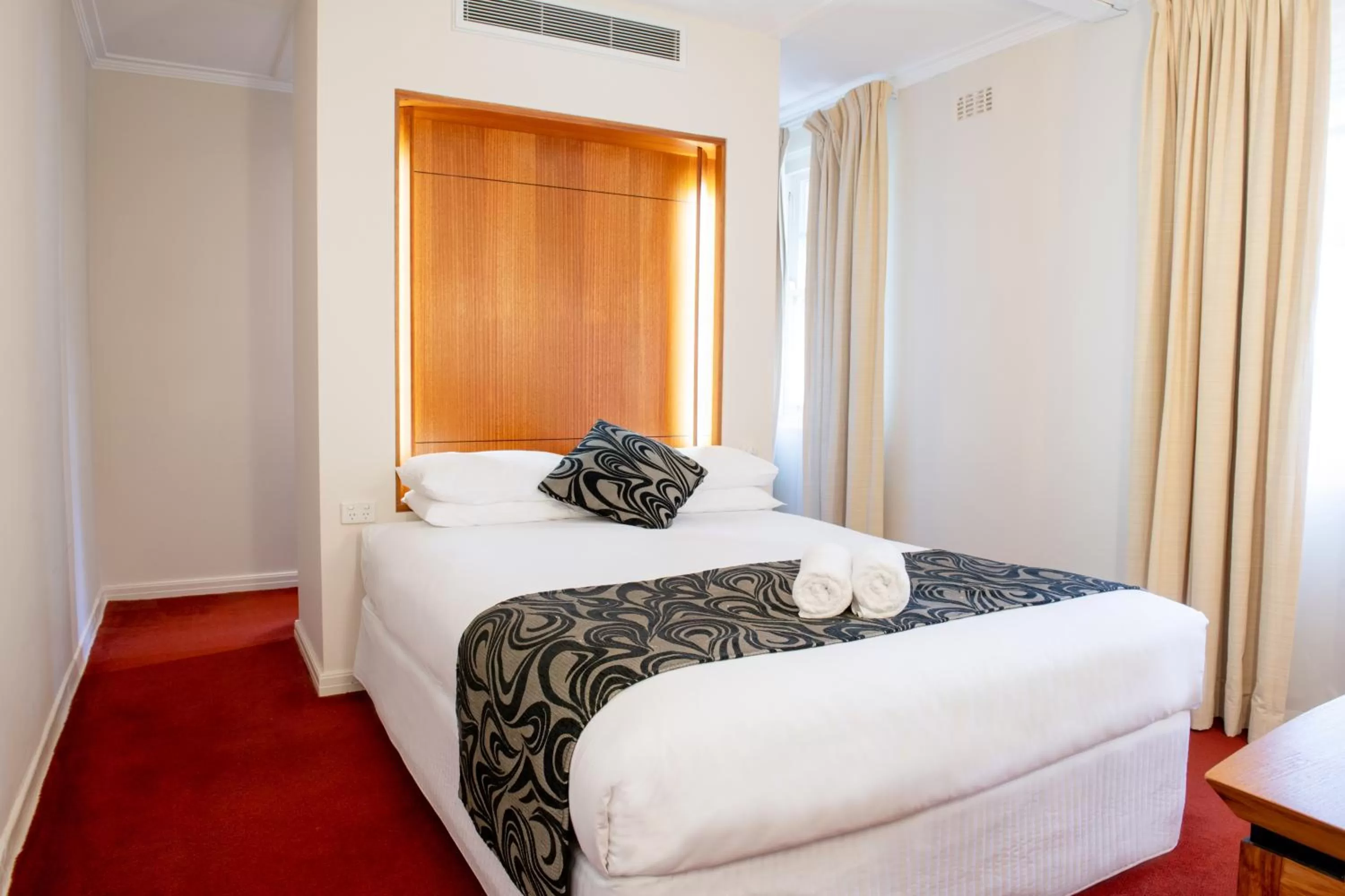 Bed in Linaker Art Deco Motel