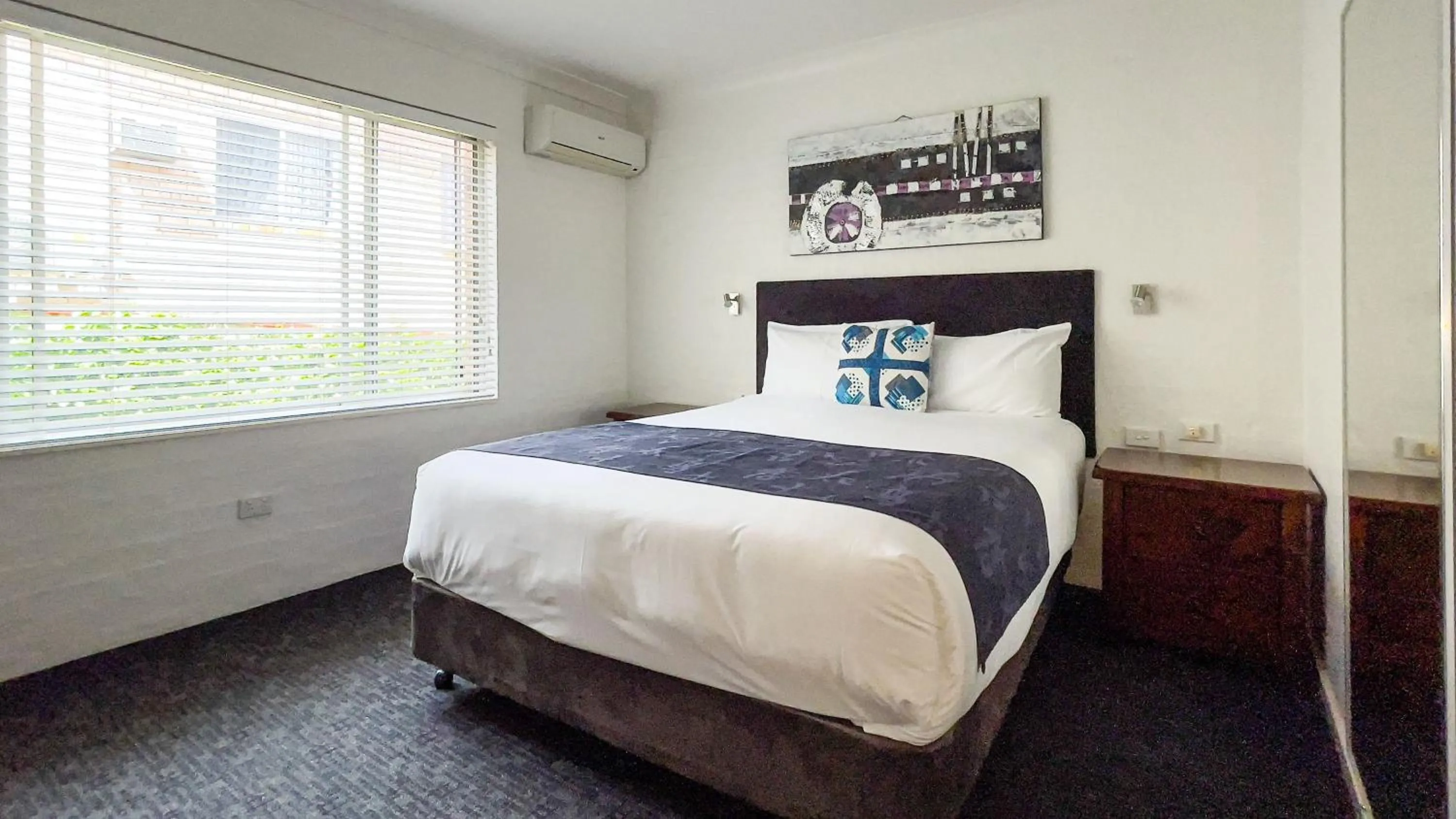 Bed in Marco Polo Motor Inn Taree