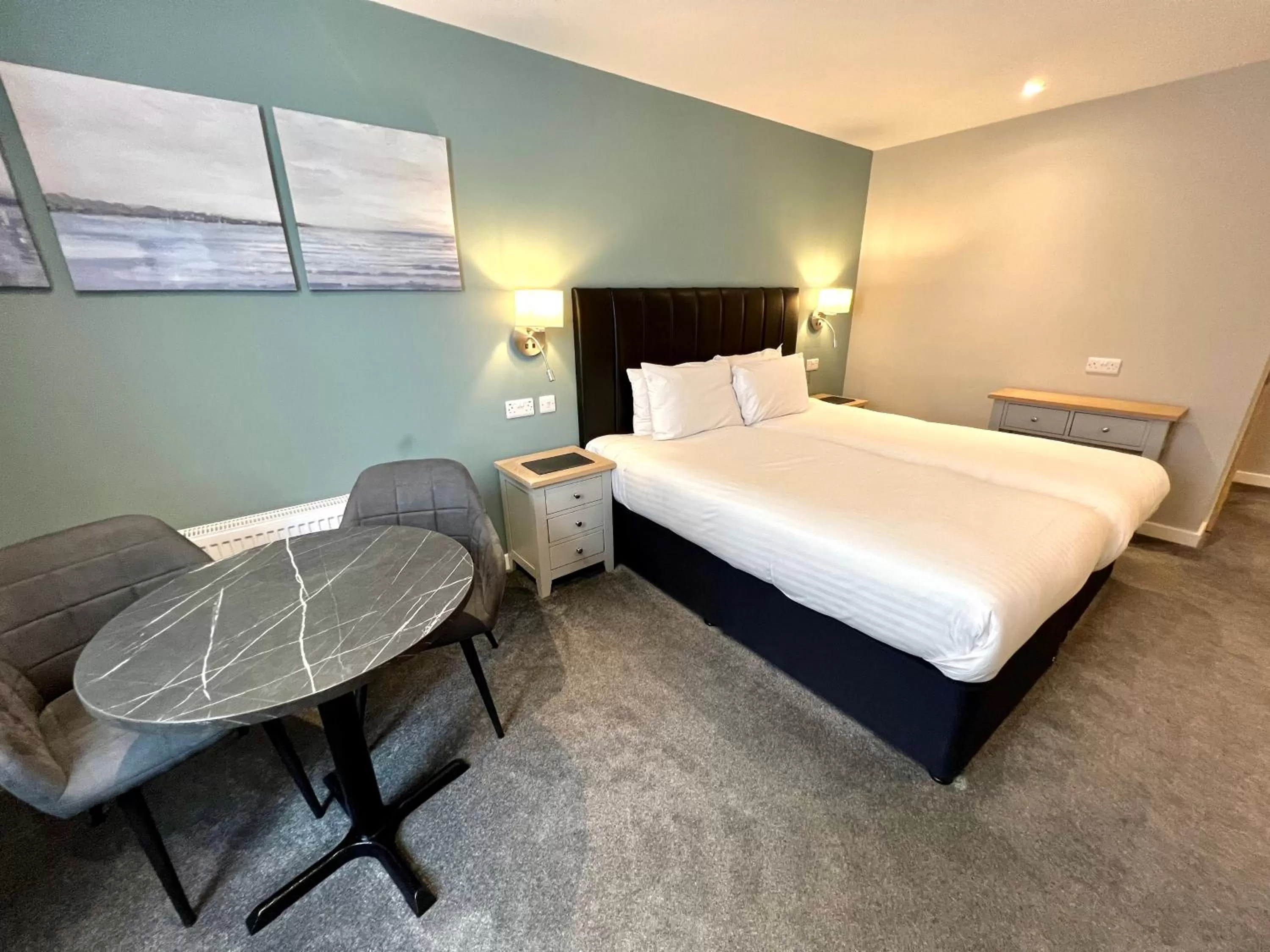 Bedroom, Bed in South Lawn Hotel