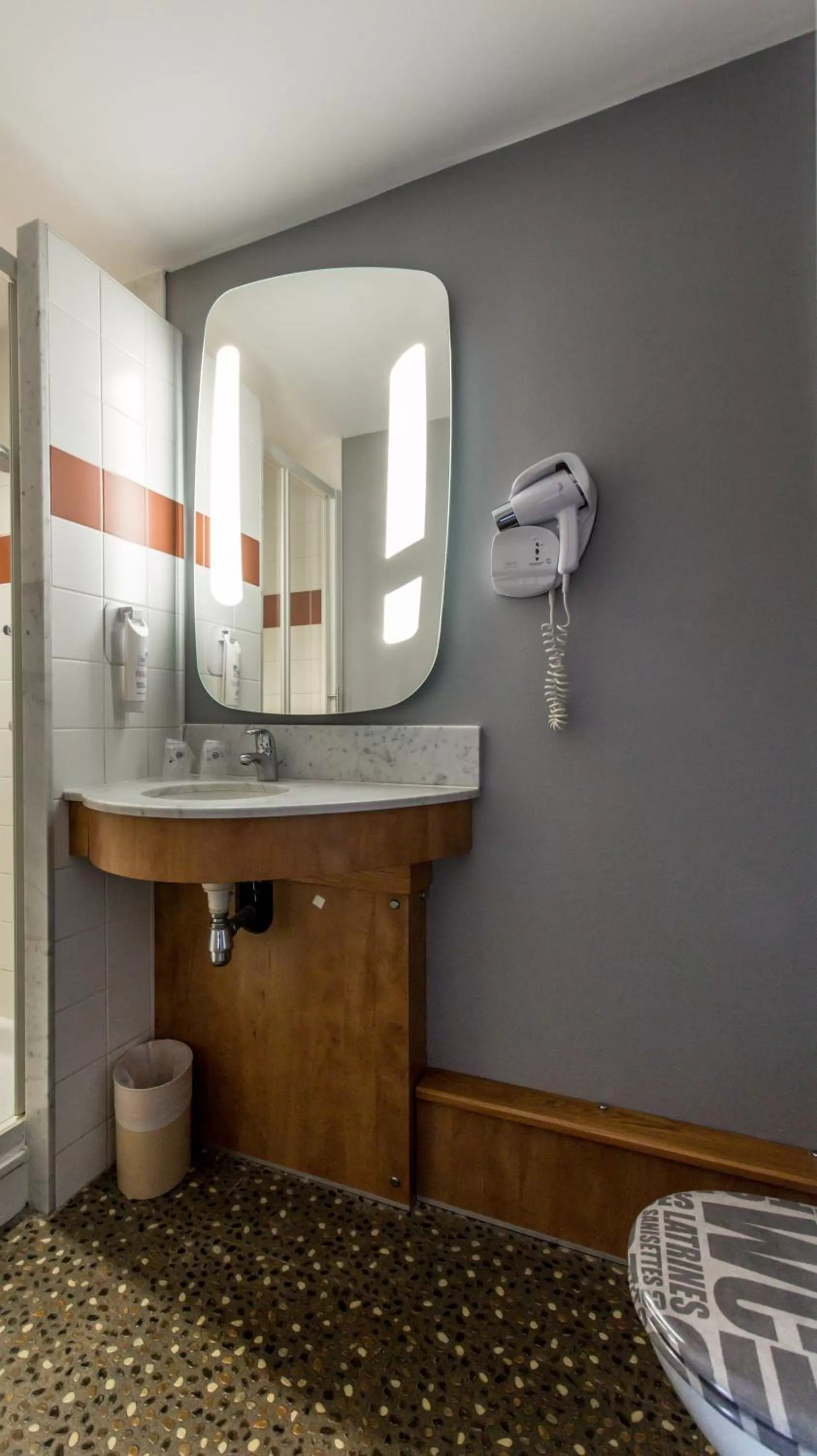 Bathroom in Hôtel The Originals City Le Berry - proche centre-ville - Gare - parking - recharge véhicule