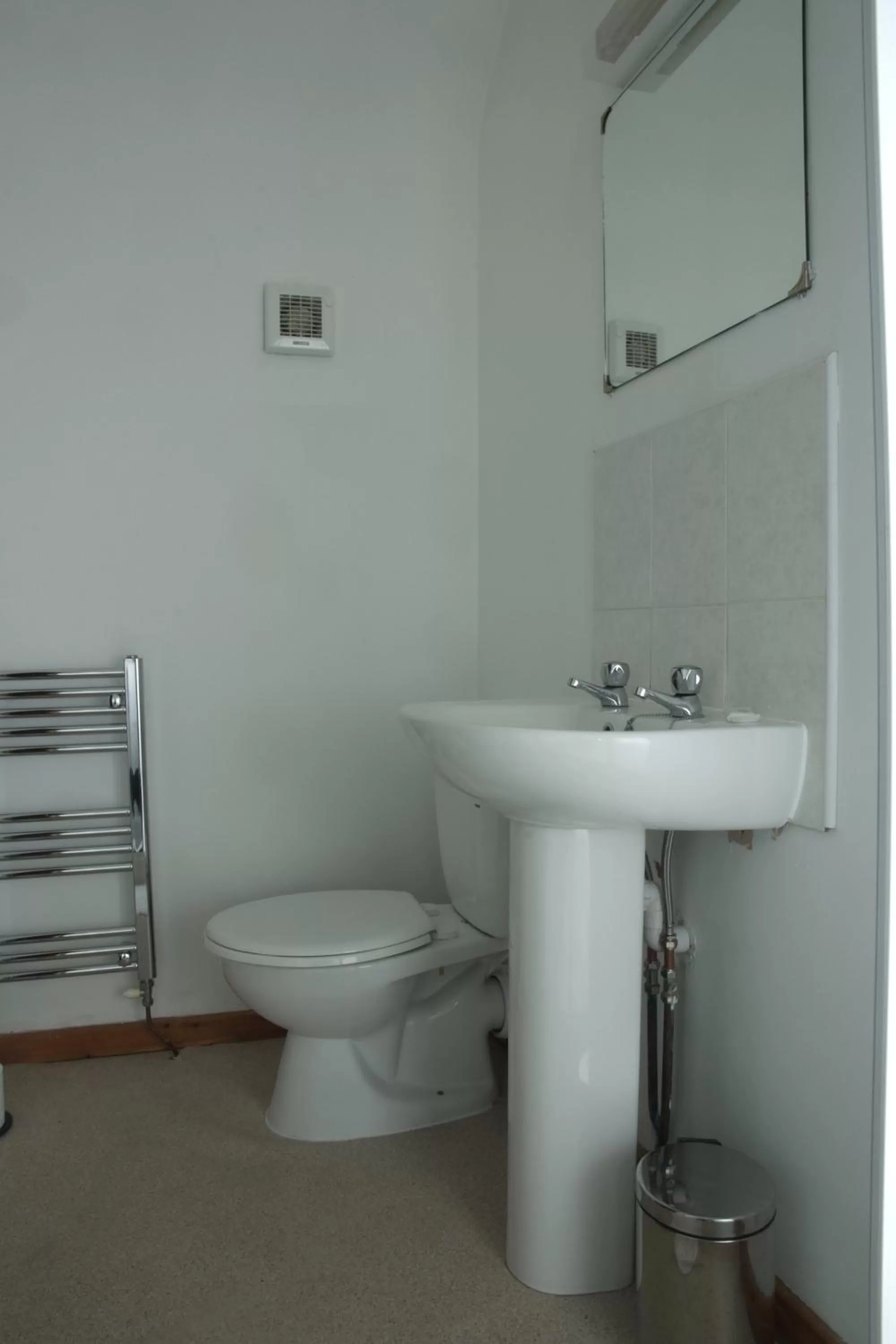 Bathroom in White Horse Inn