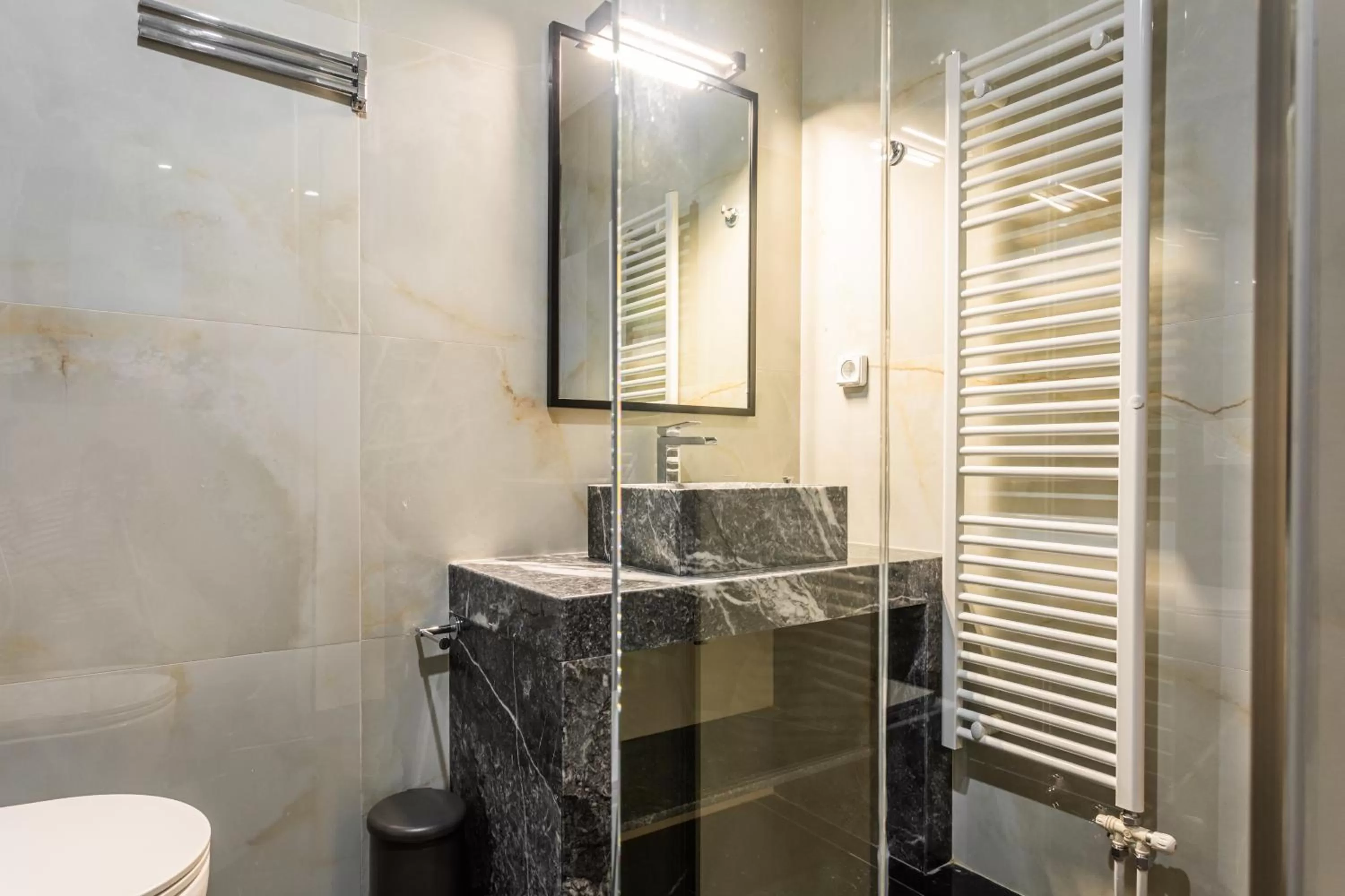 Bathroom in Nicholas Point Apartments and Rooms