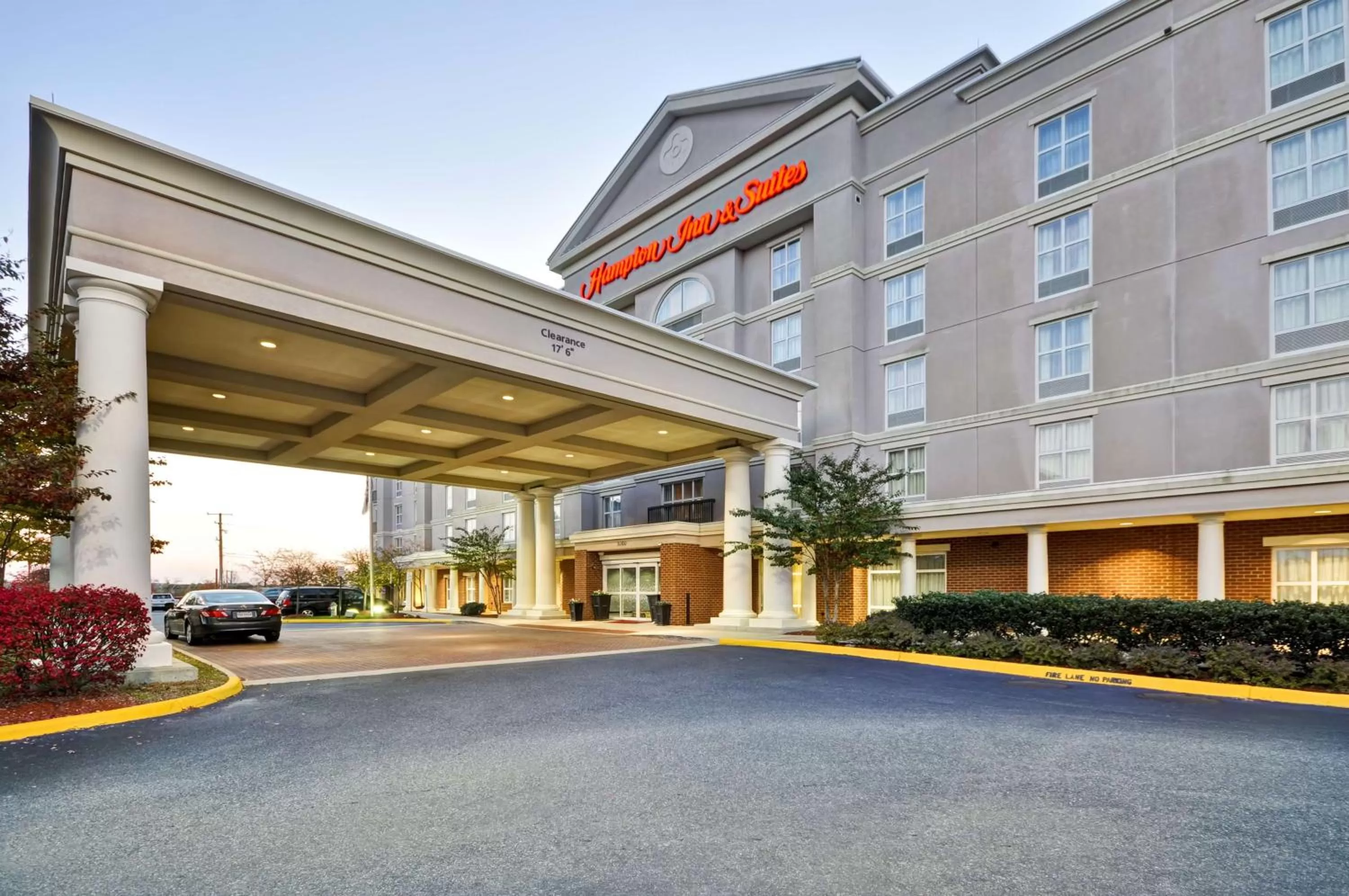 Property building in Hampton Inn and Suites Fredericksburg