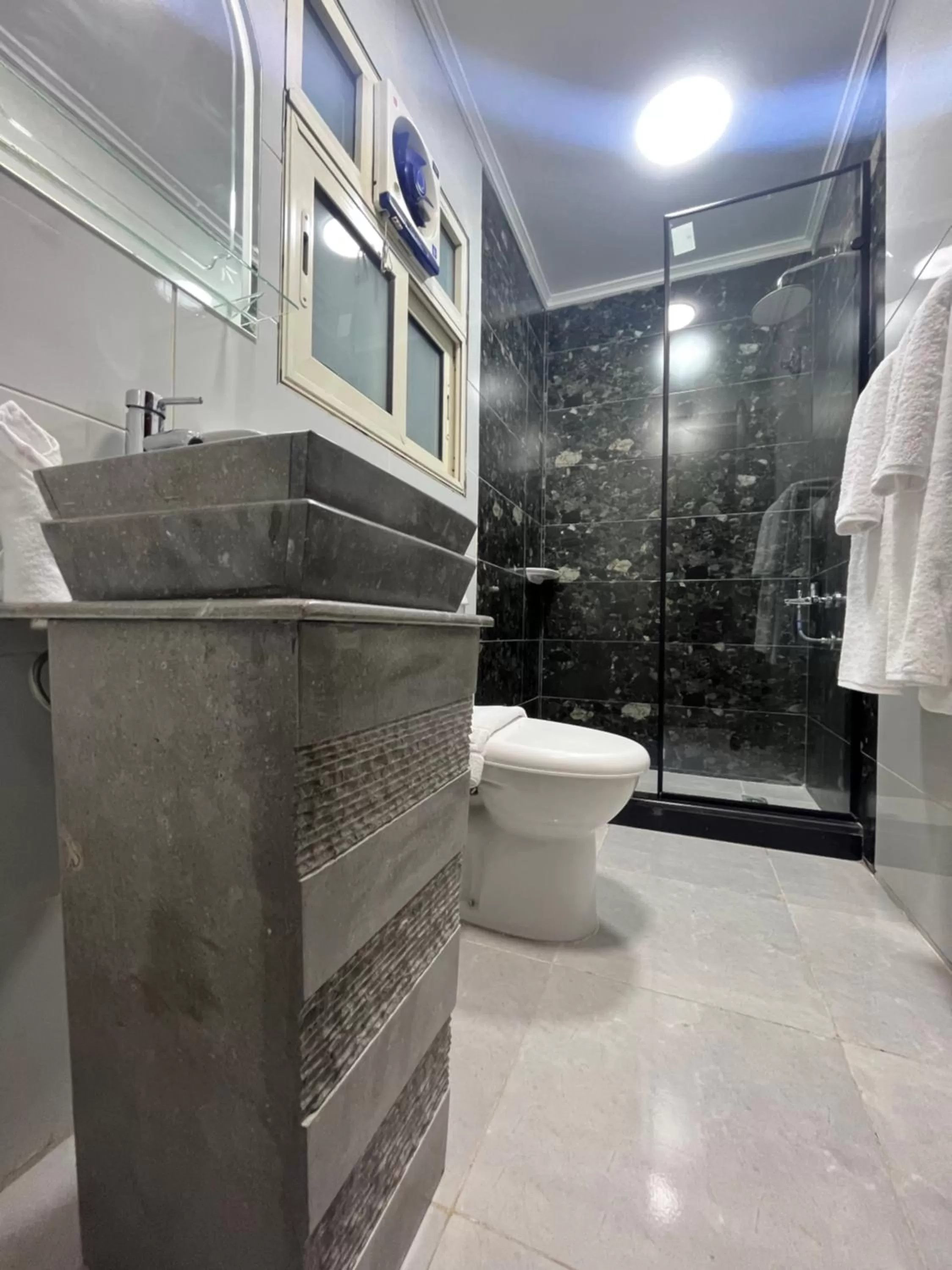 Shower, Bathroom in Crowne Pyramids view inn