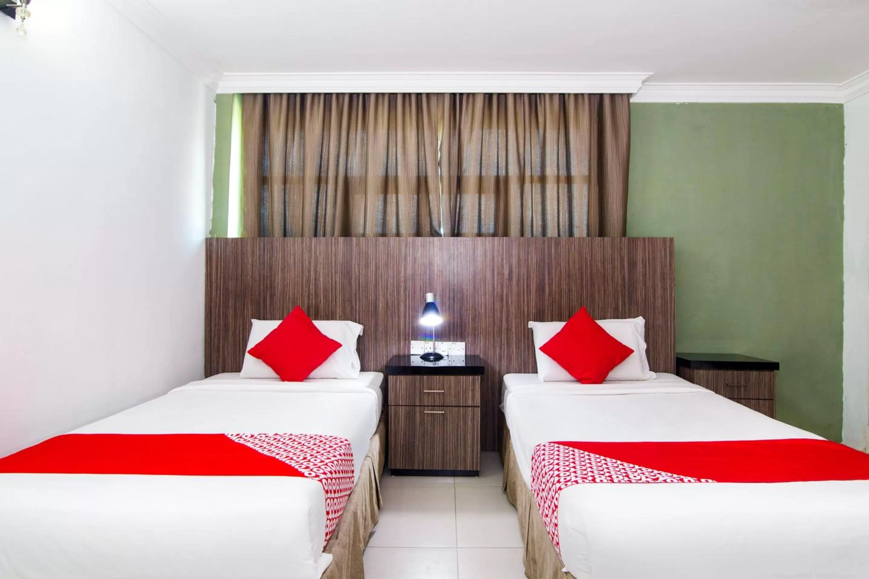 Bedroom, Bed in Crystal City Hotel