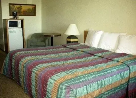 King Room- Non-Smoking in Knights Inn Boardman King Room- Non-Smoking in Knights Inn Boardman