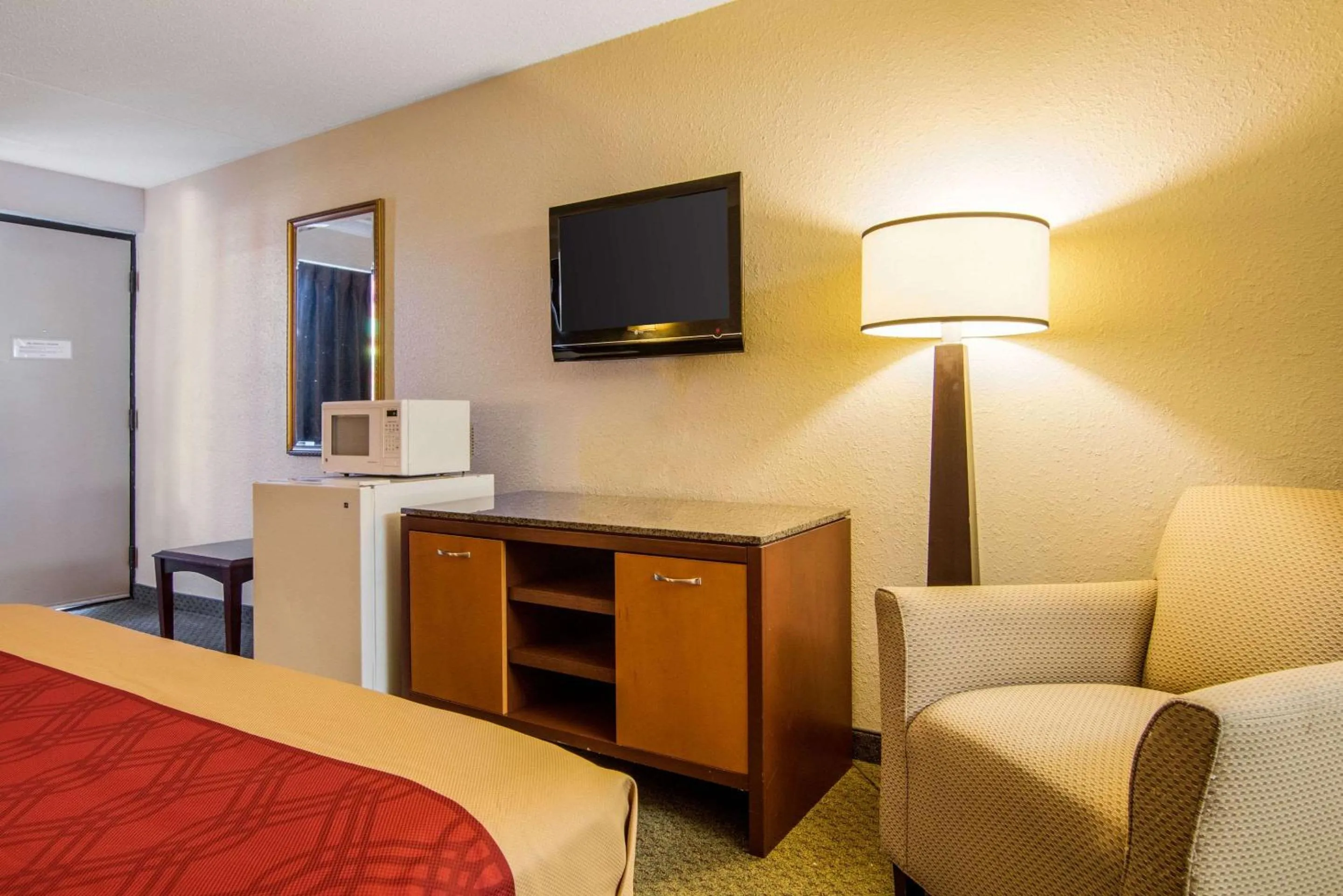 Photo of the whole room, Bed in Econo Lodge Inn & Suites Conference Center Dublin