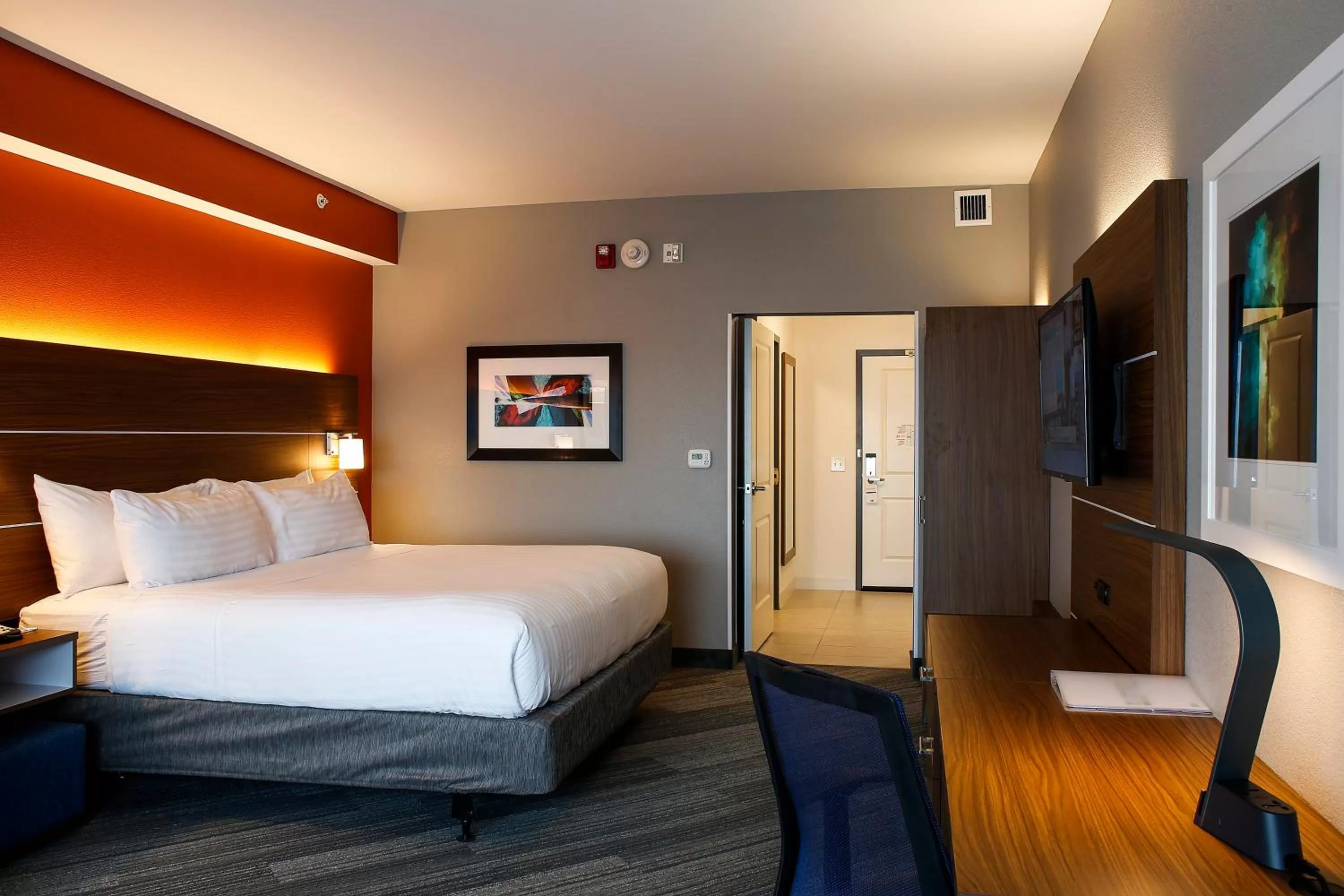 Photo of the whole room, Bed in Holiday Inn Express & Suites Downtown Louisville by IHG