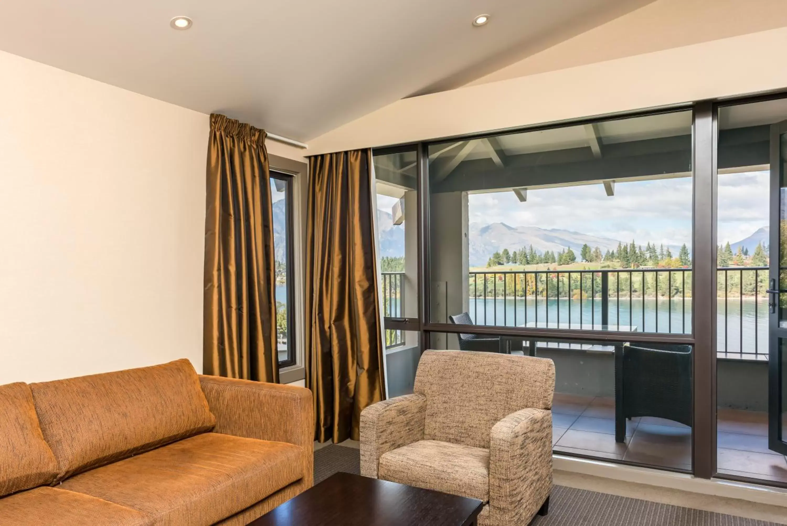 Junior Suite with Lake View and Balcony in Copthorne Hotel & Resort Lakefront Queenstown Junior Suite with Lake View and Balcony in Copthorne Hotel & Resort Lakefront Queenstown