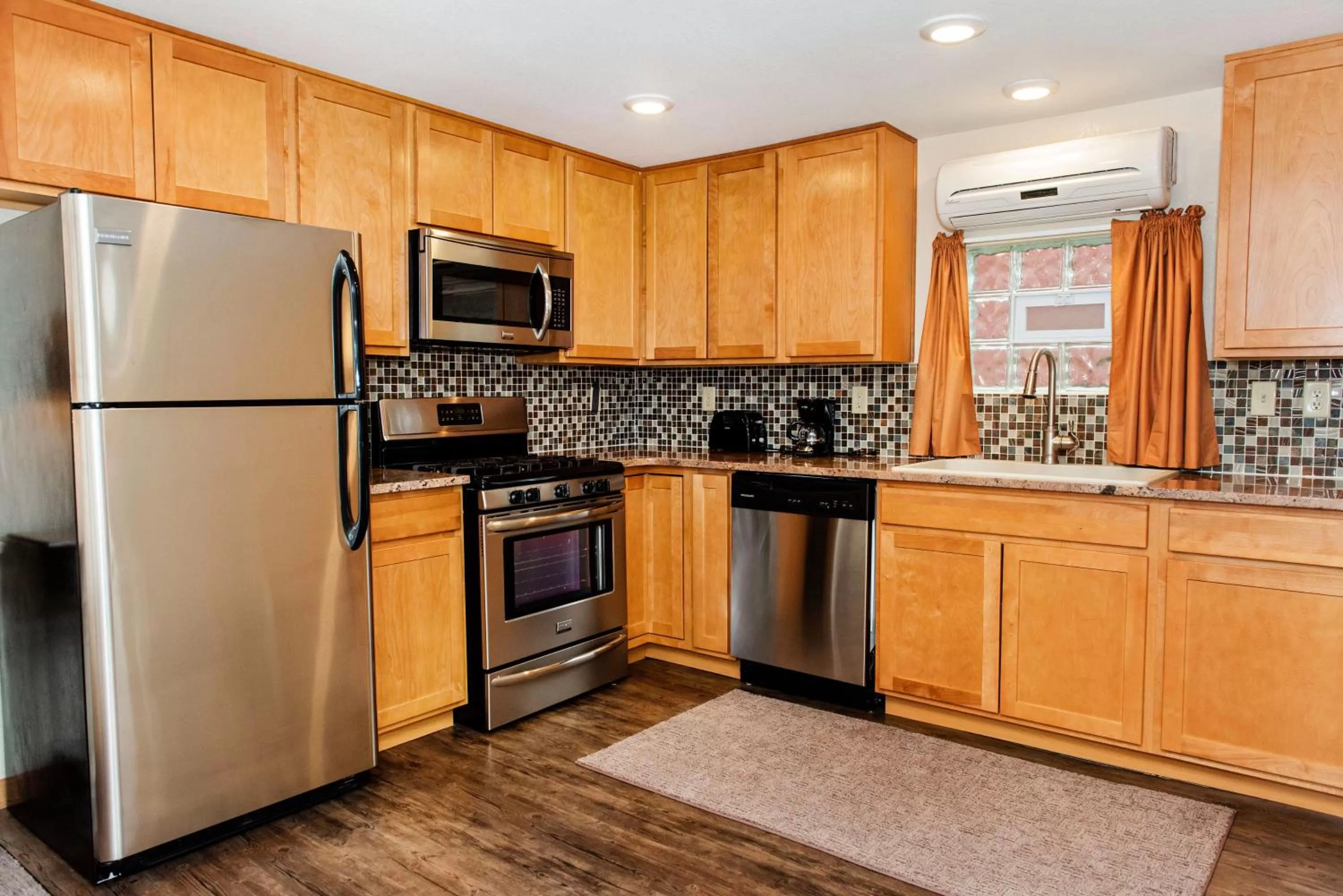 Kitchen or kitchenette in Red Wing Motel