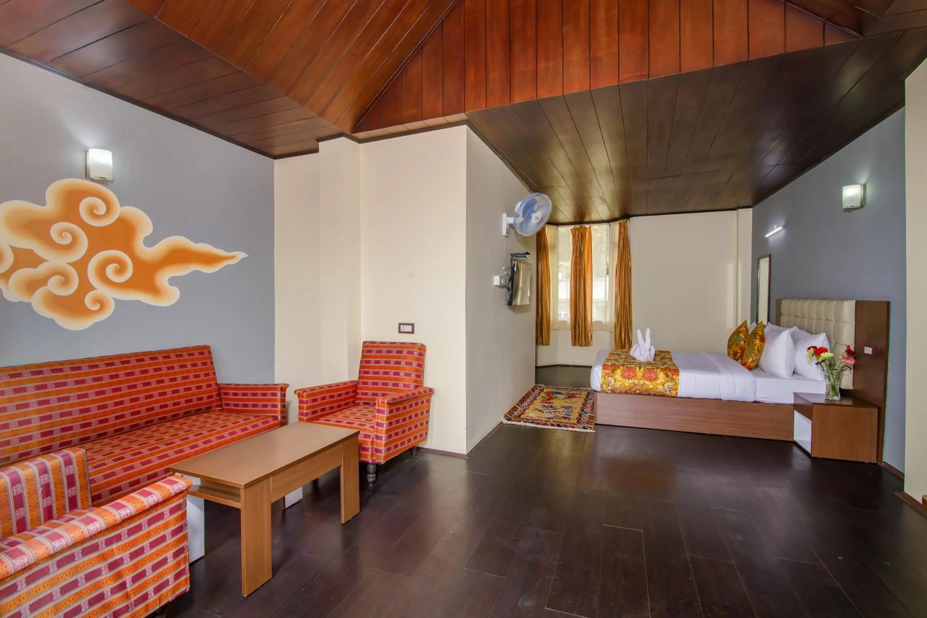 Living room, Bed in Muscatel Grand Silkroute - 300 Mts from MG Marg