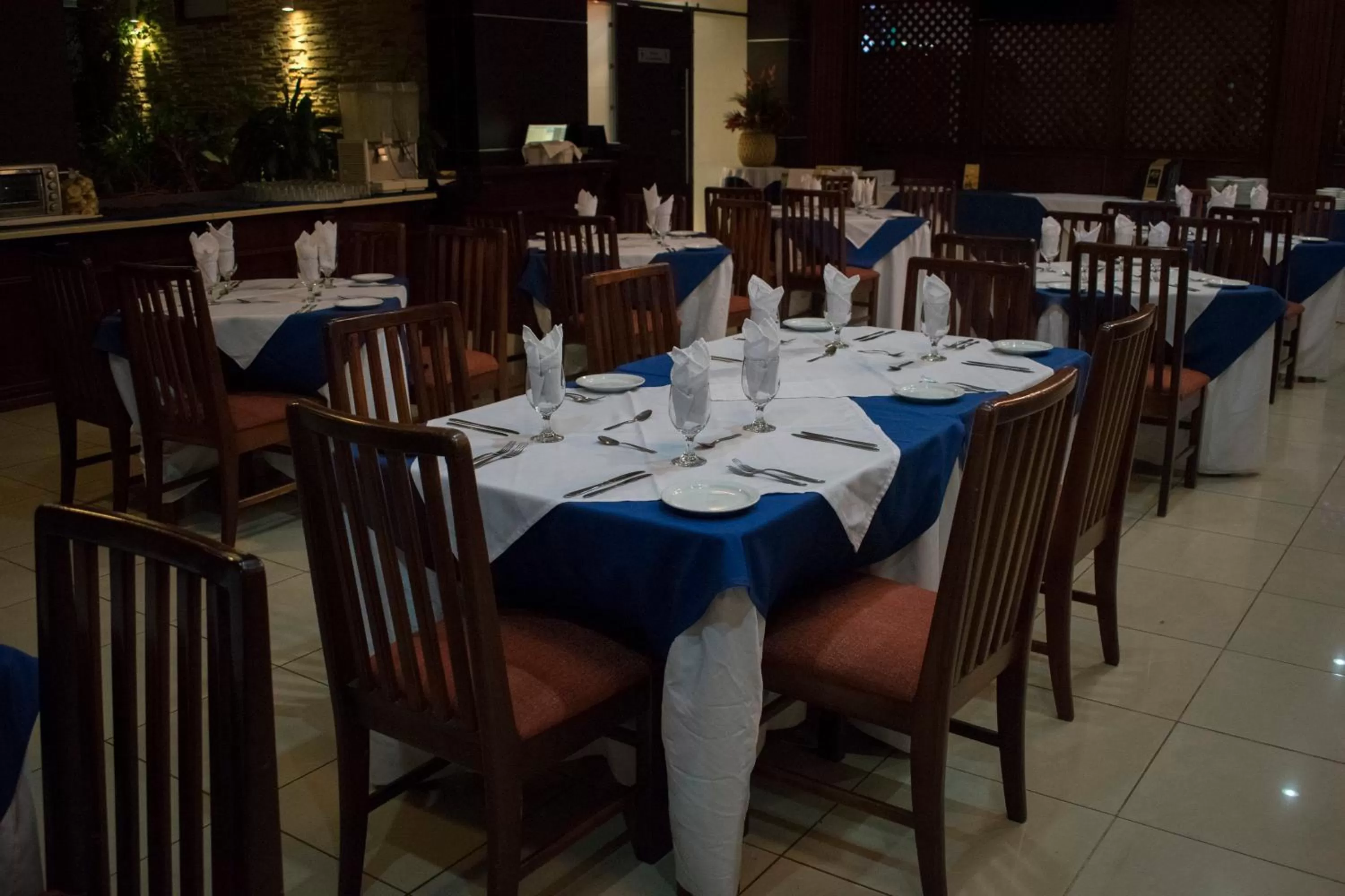 Restaurant/places to eat in Hotel Suerre