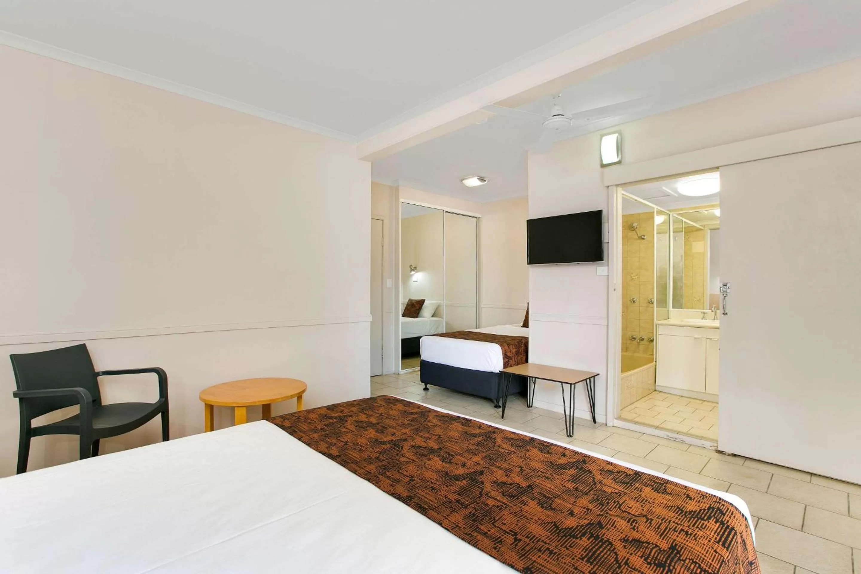 Photo of the whole room, Bed in Comfort Inn Cairns City