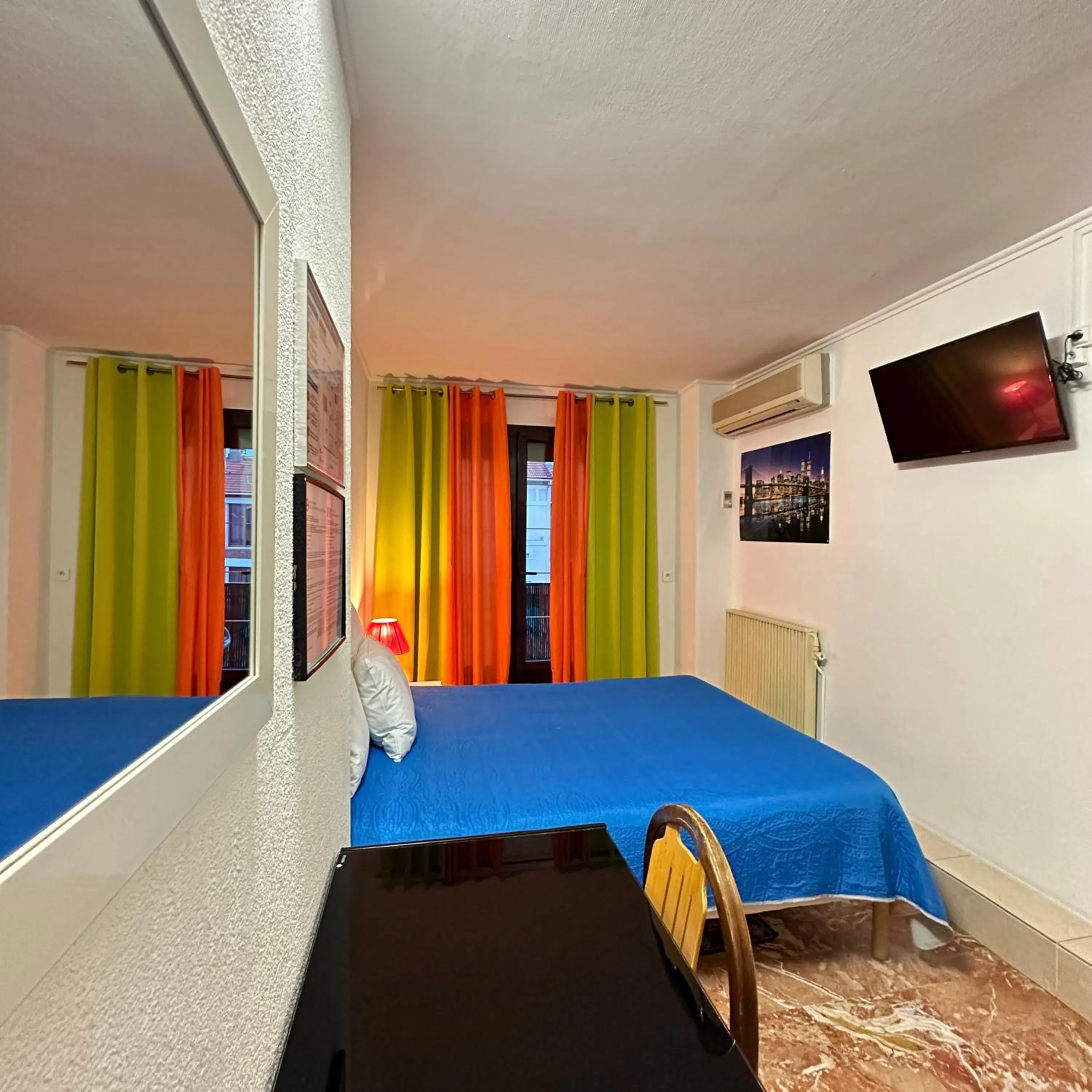 Bed in Hotel Paris Star