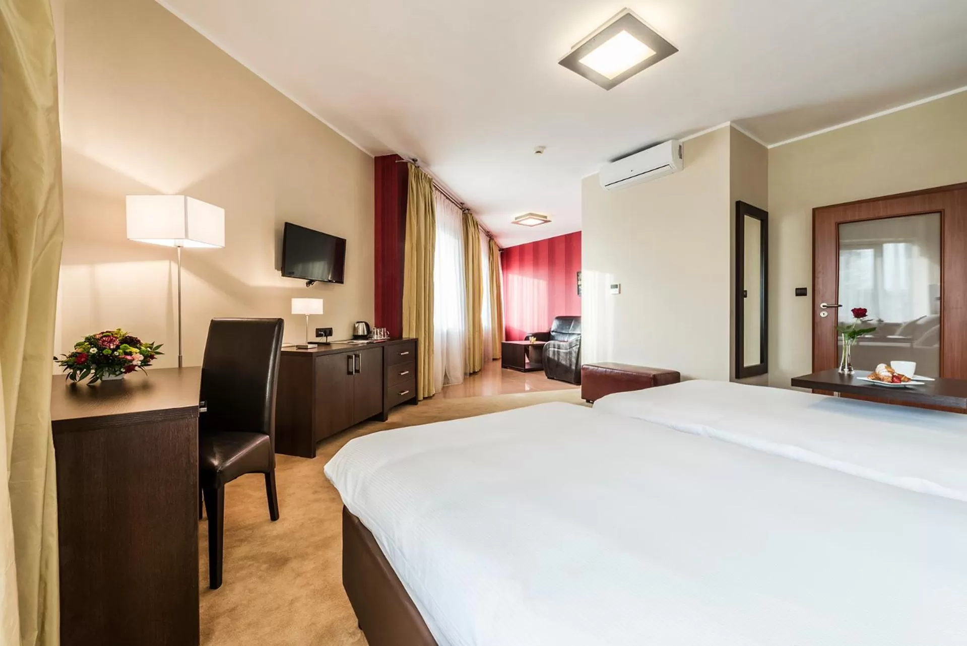 Decorative detail, Bed in Hotel Victor Pruszków DeSilva