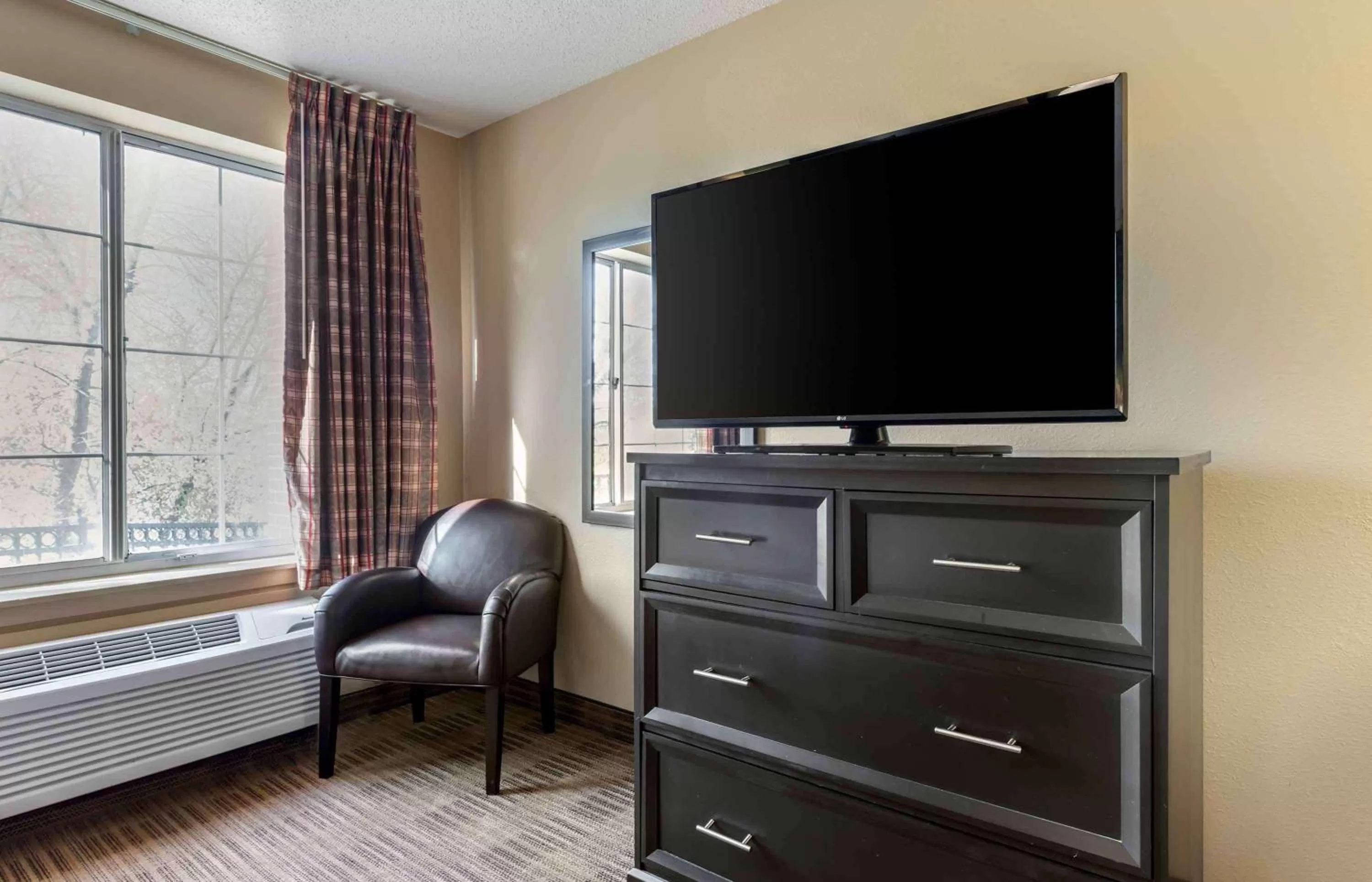 Bedroom, Bed in Extended Stay America Suites - Minneapolis - Eden Prairie - Technology Drive