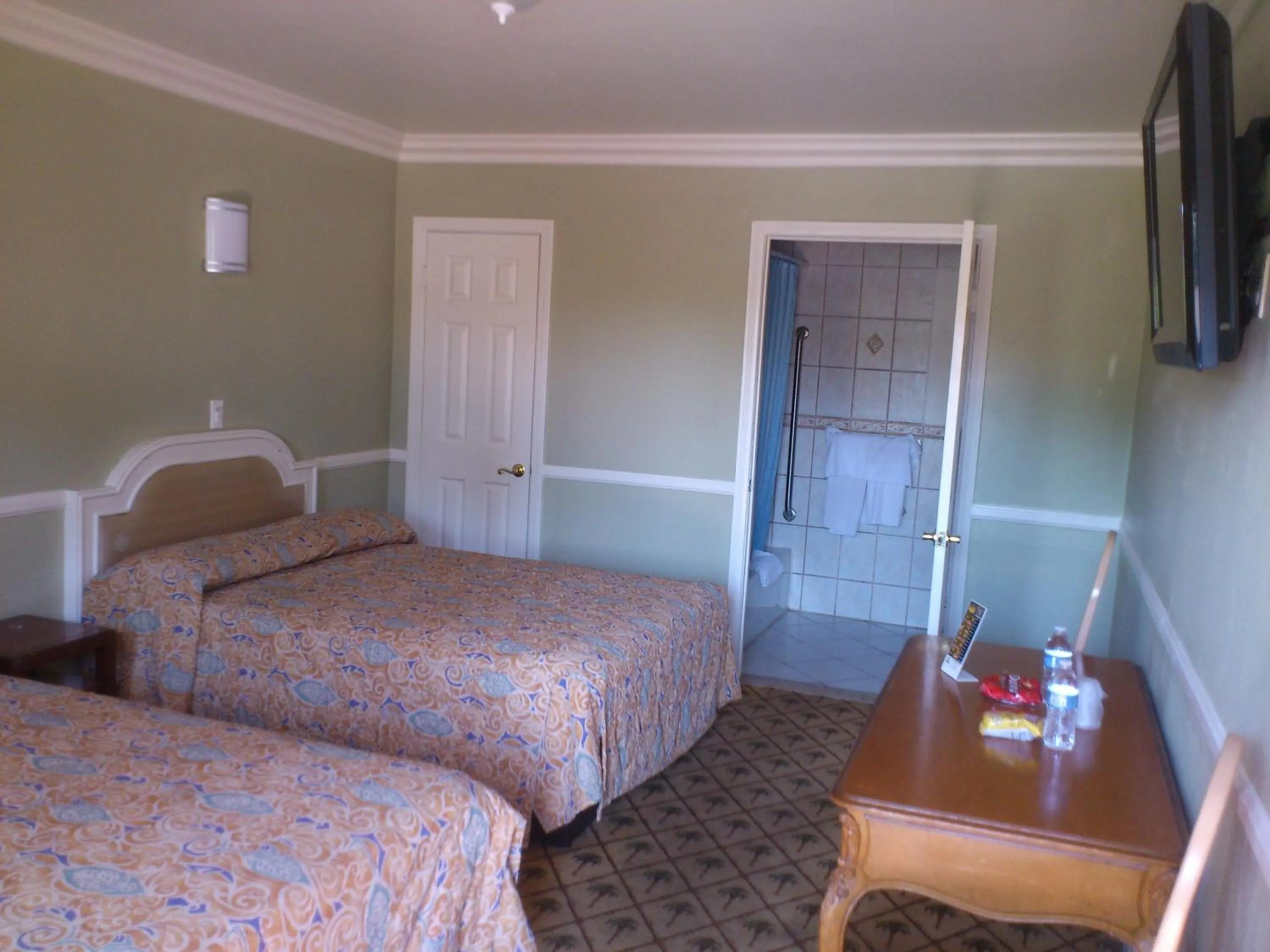 Bed in Santa Ana Travel Inn