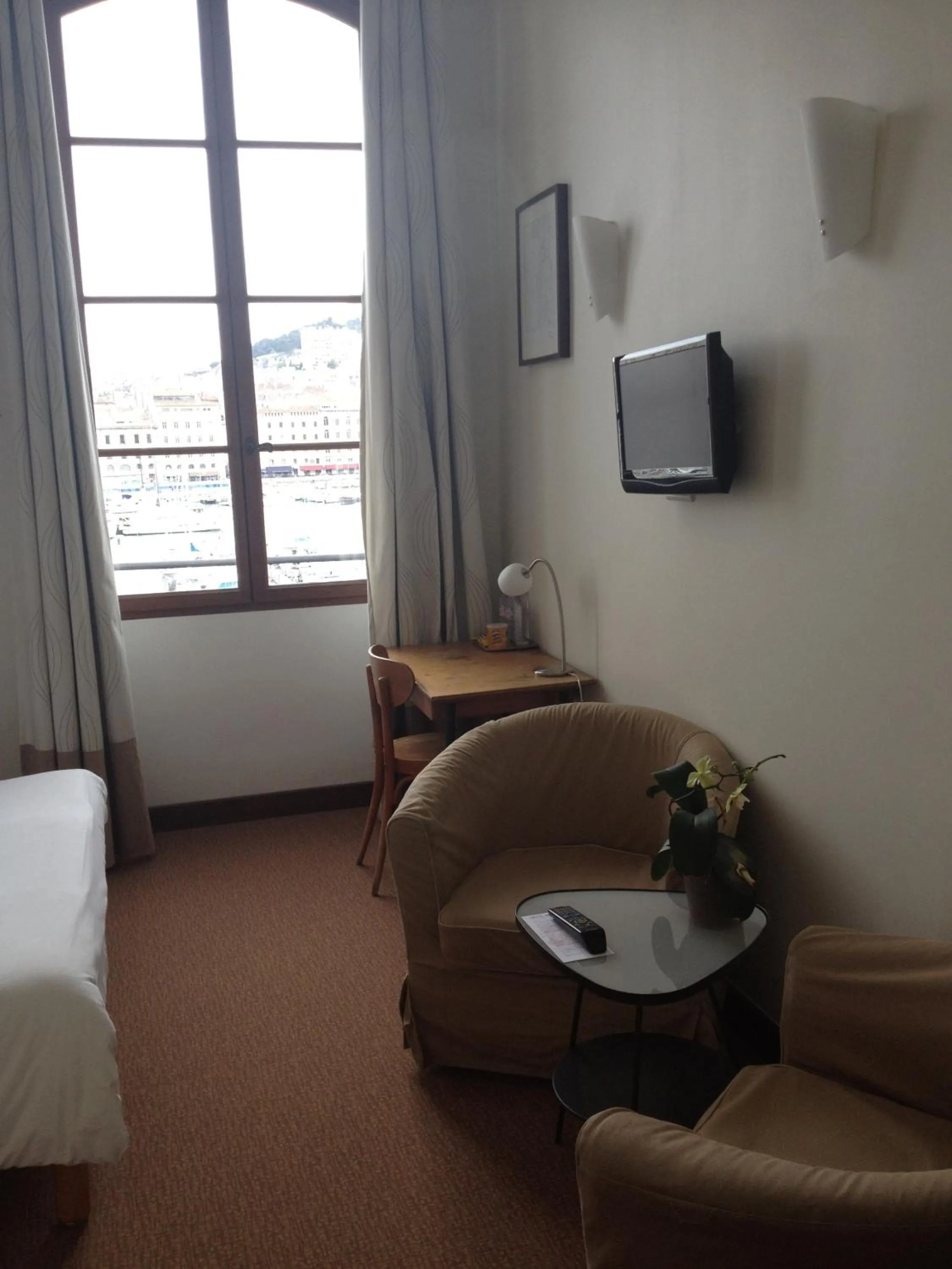 TV and multimedia in Hotel Belle-Vue Vieux-Port