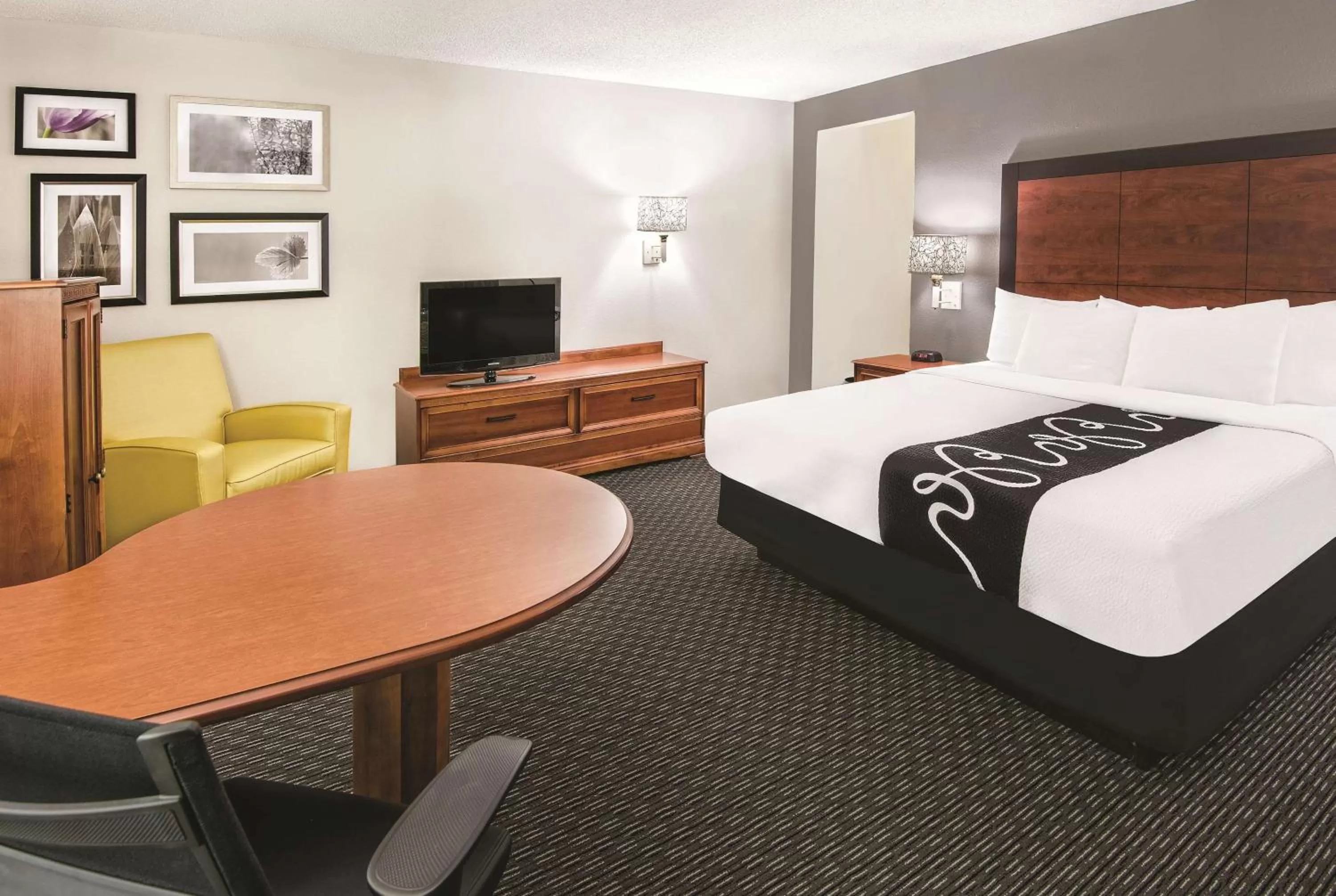 Photo of the whole room, Bed in La Quinta Inn & Suites by Wyndham San Antonio Riverwalk