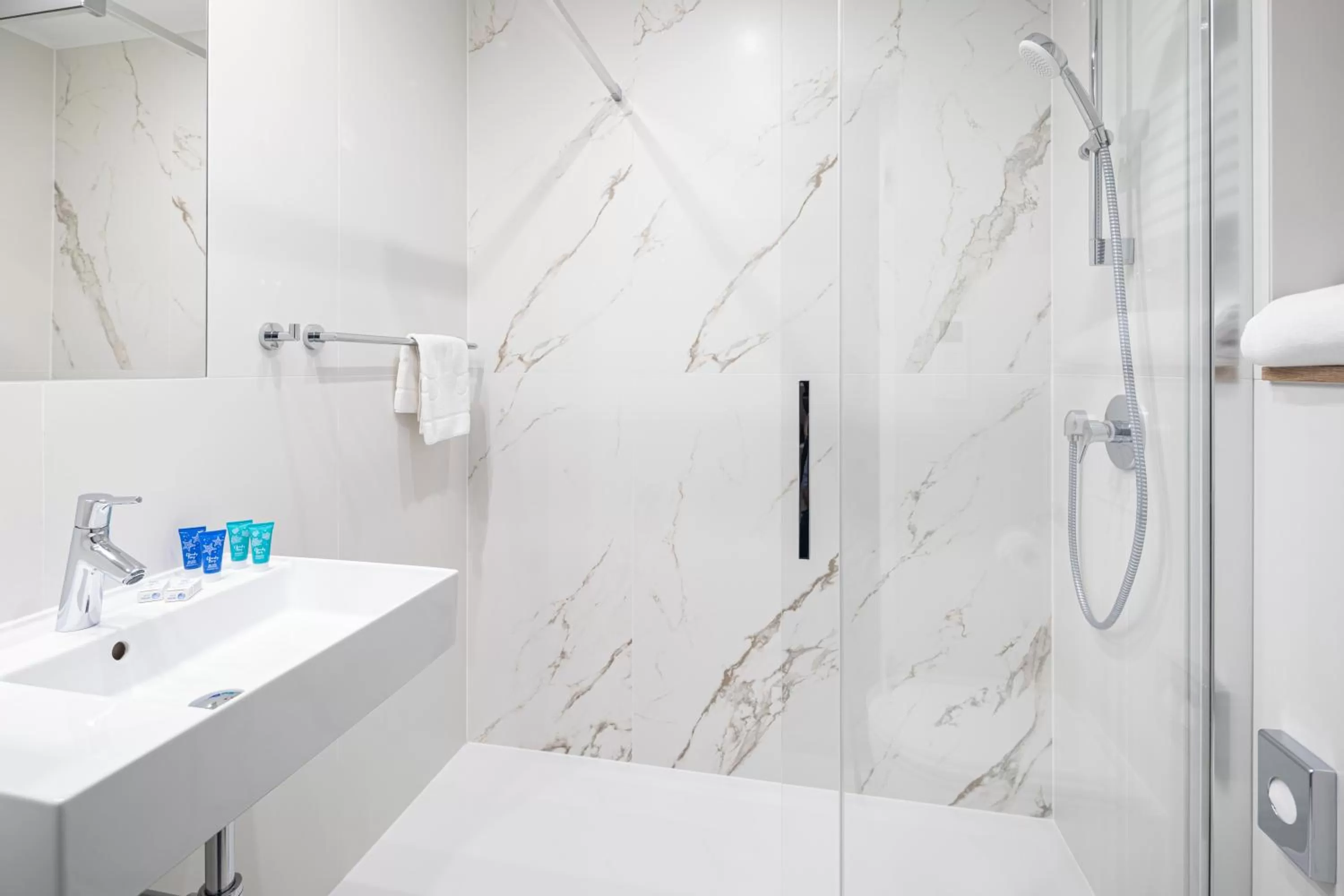 Shower in Maloves Resort & Spa