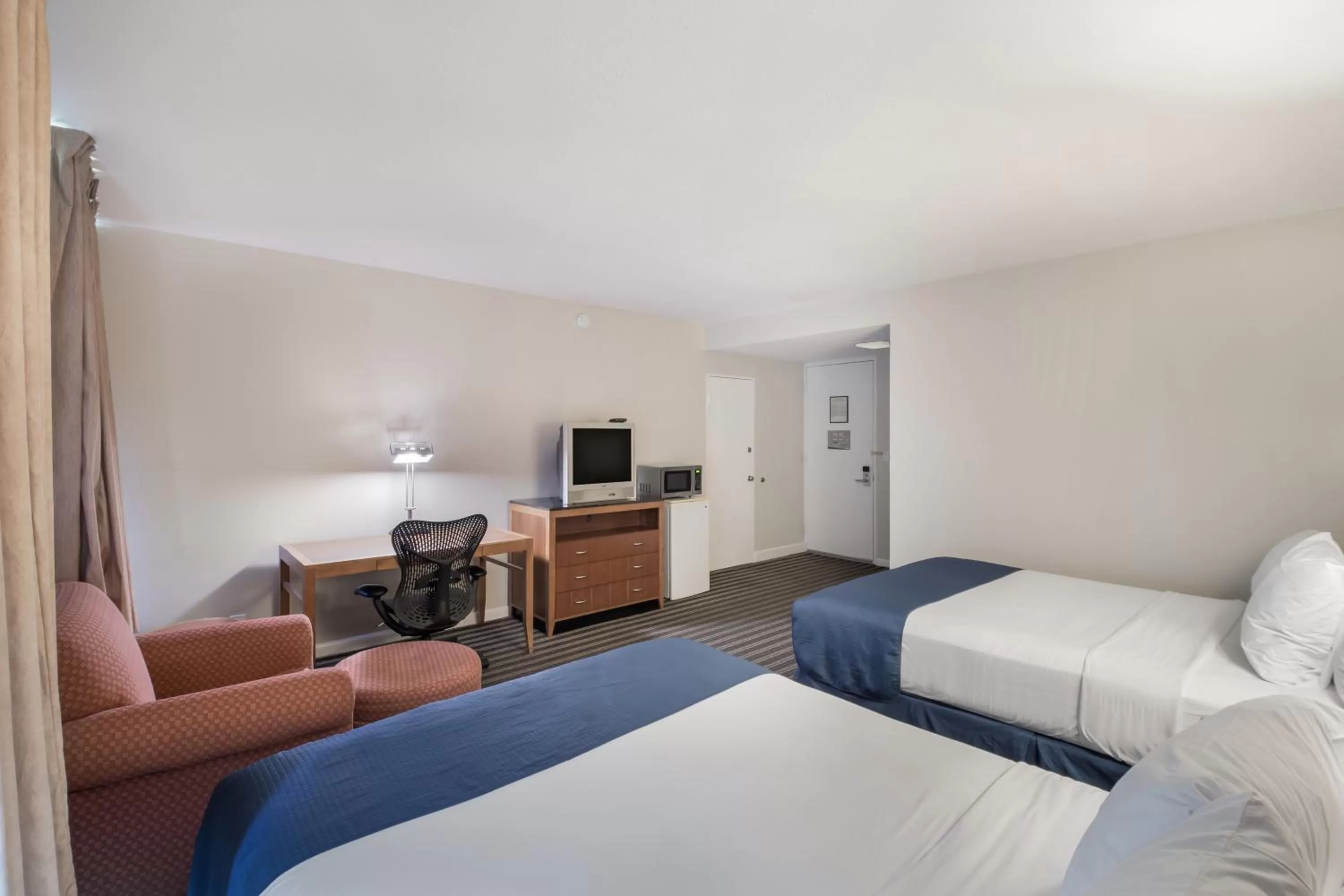 Seating area, Bed in Americas Best Value Inn-Painted Post