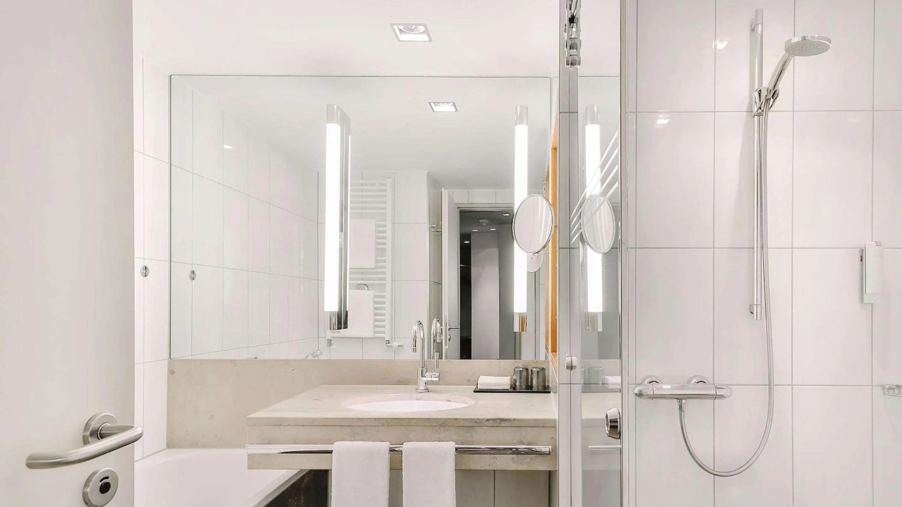 Bathroom in Dorint Hotel am Heumarkt Köln