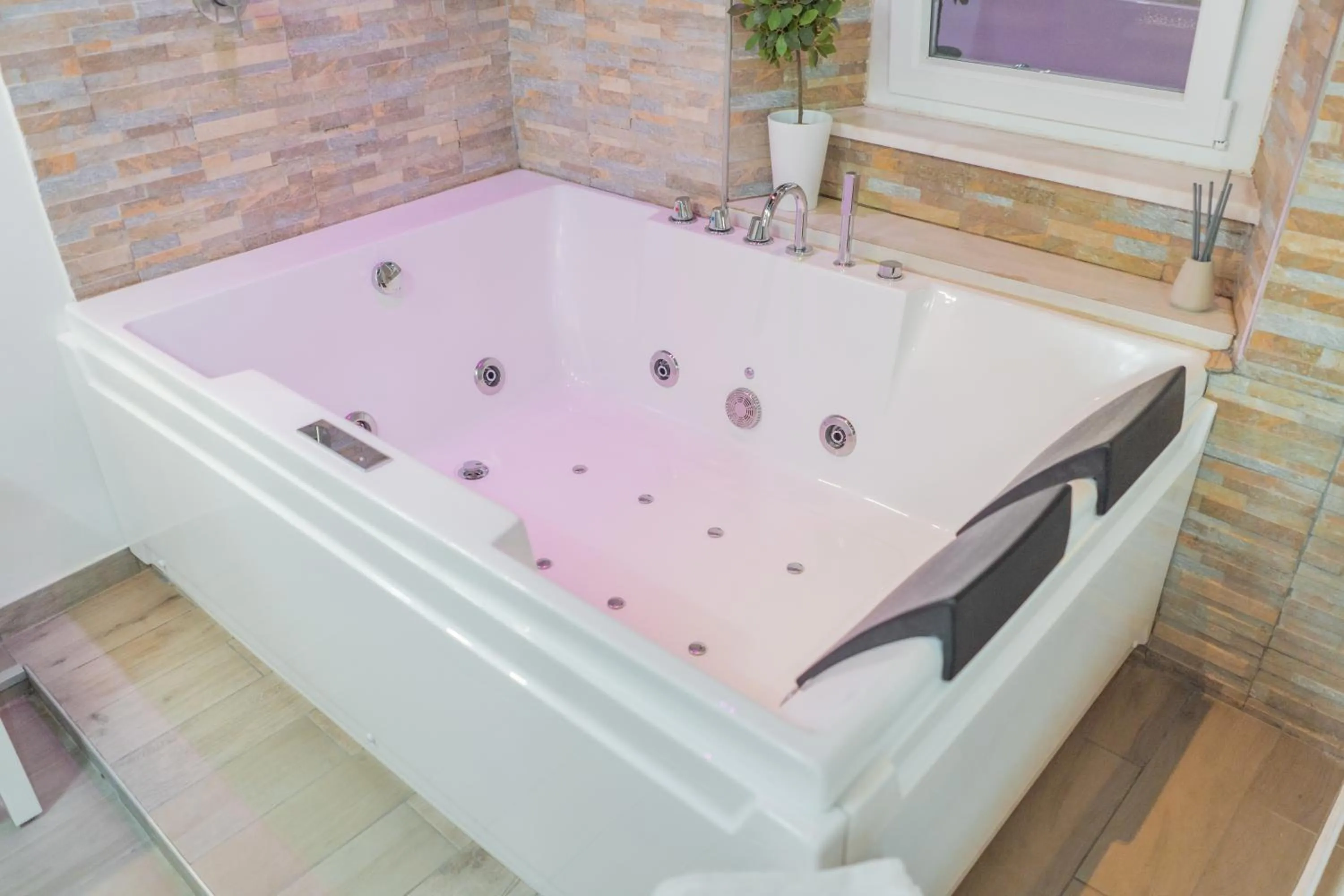 Hot Tub in iRooms - Spanish Steps