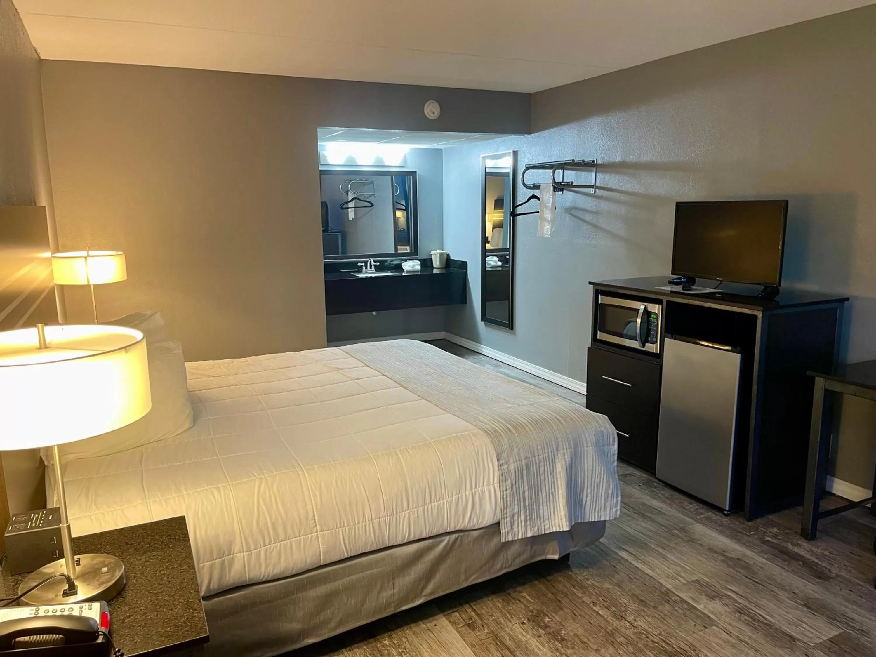 TV and multimedia, Bed in Lake Norfork Resort