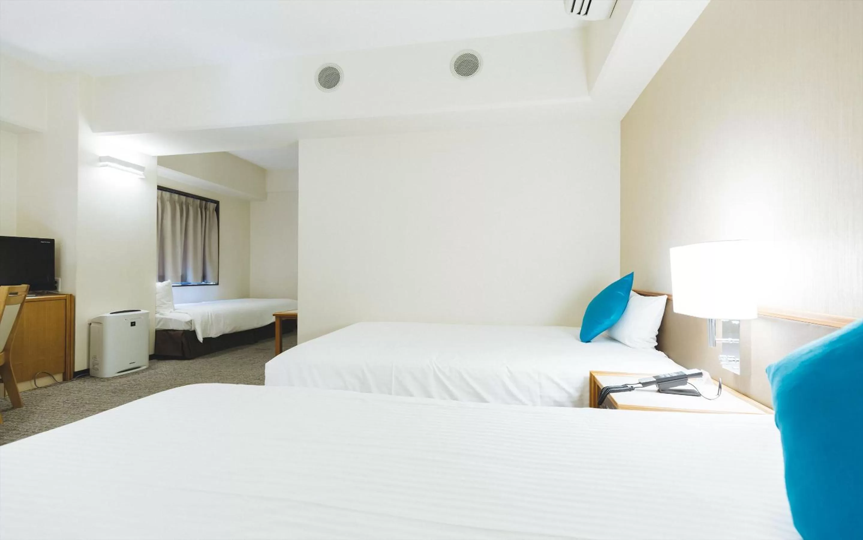 Photo of the whole room in Hotel Sun White